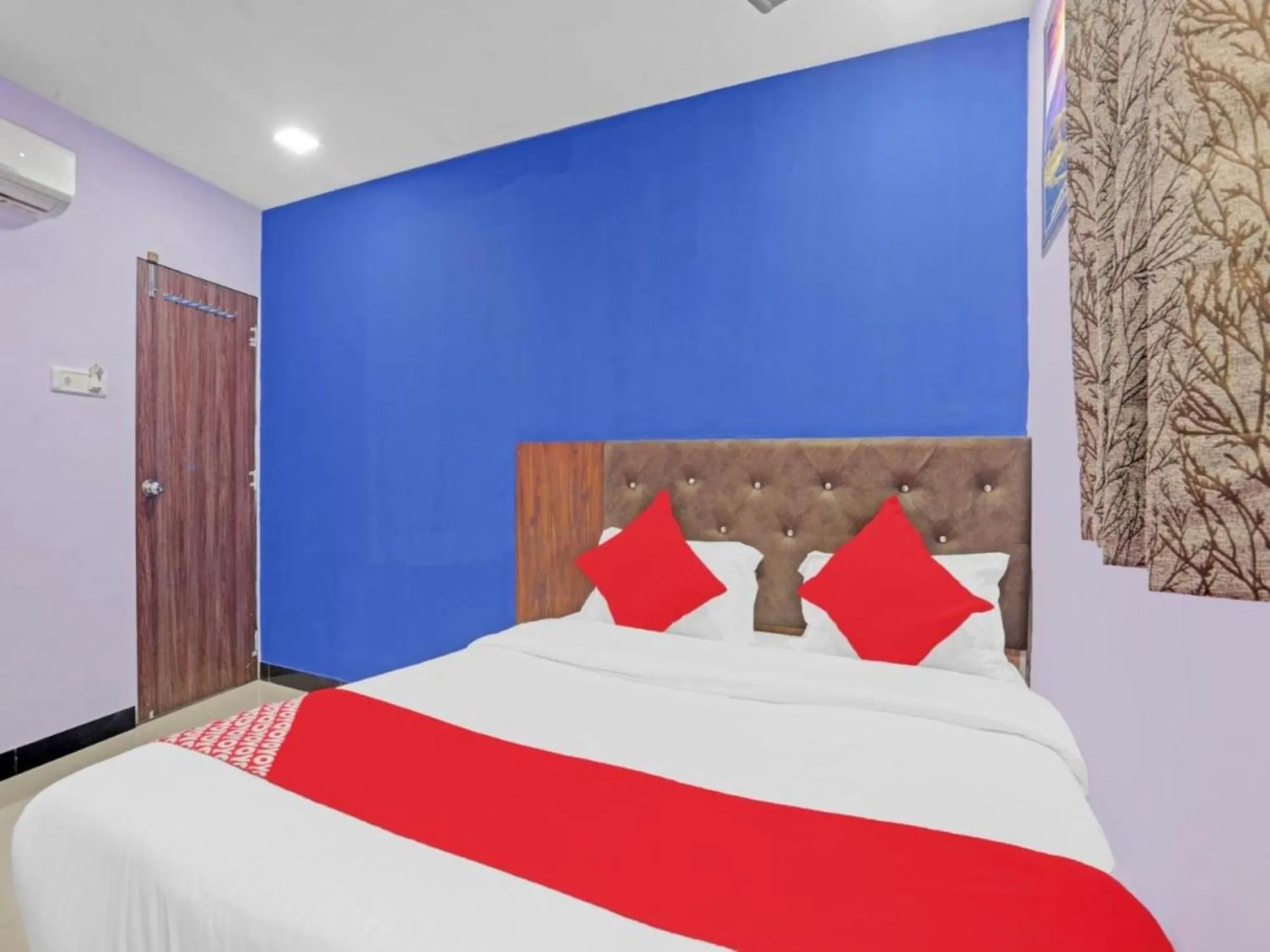 Bed in Hotel Welcome Inn,Mumbai