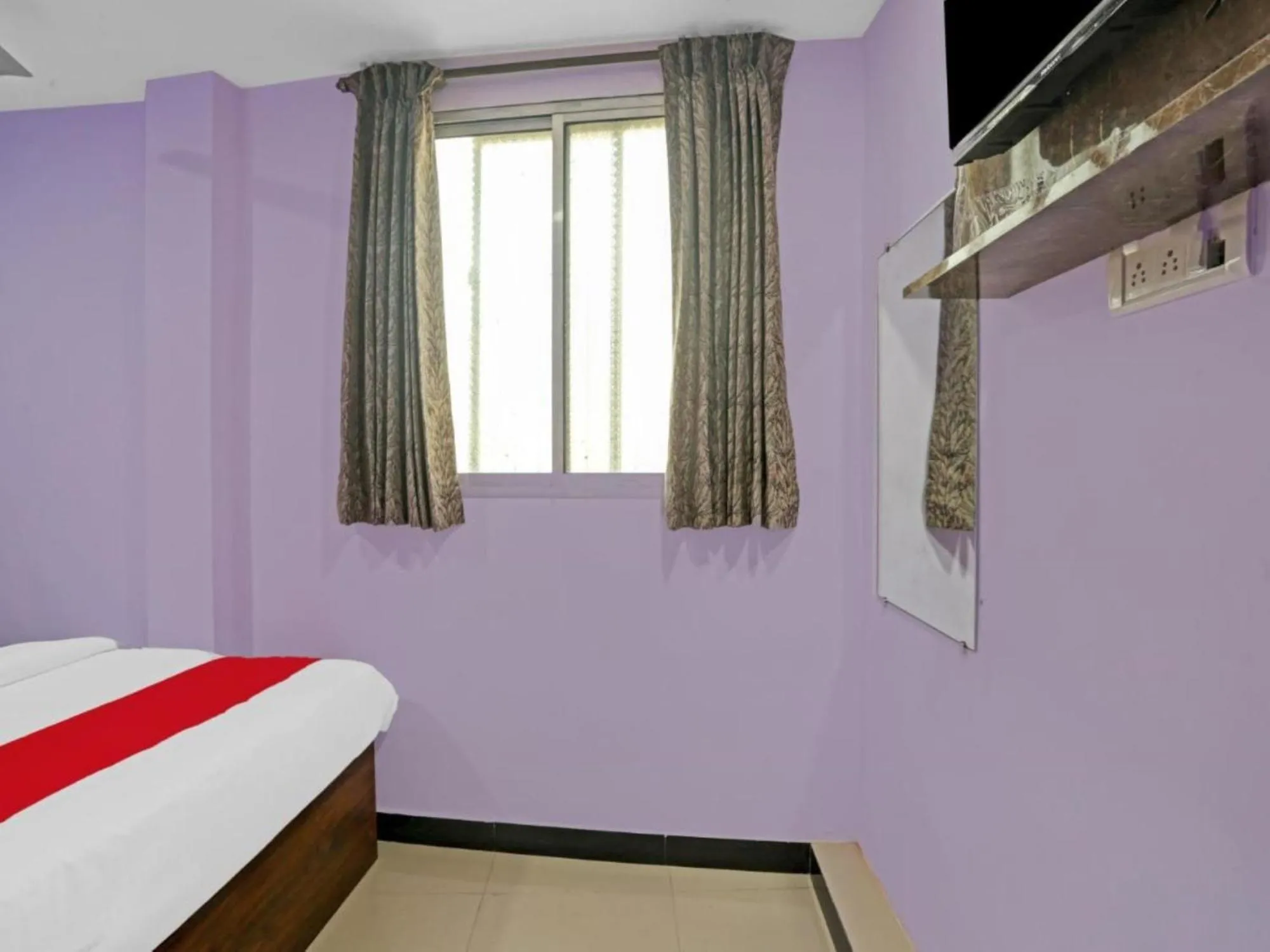 Bed in Hotel Welcome Inn,Mumbai