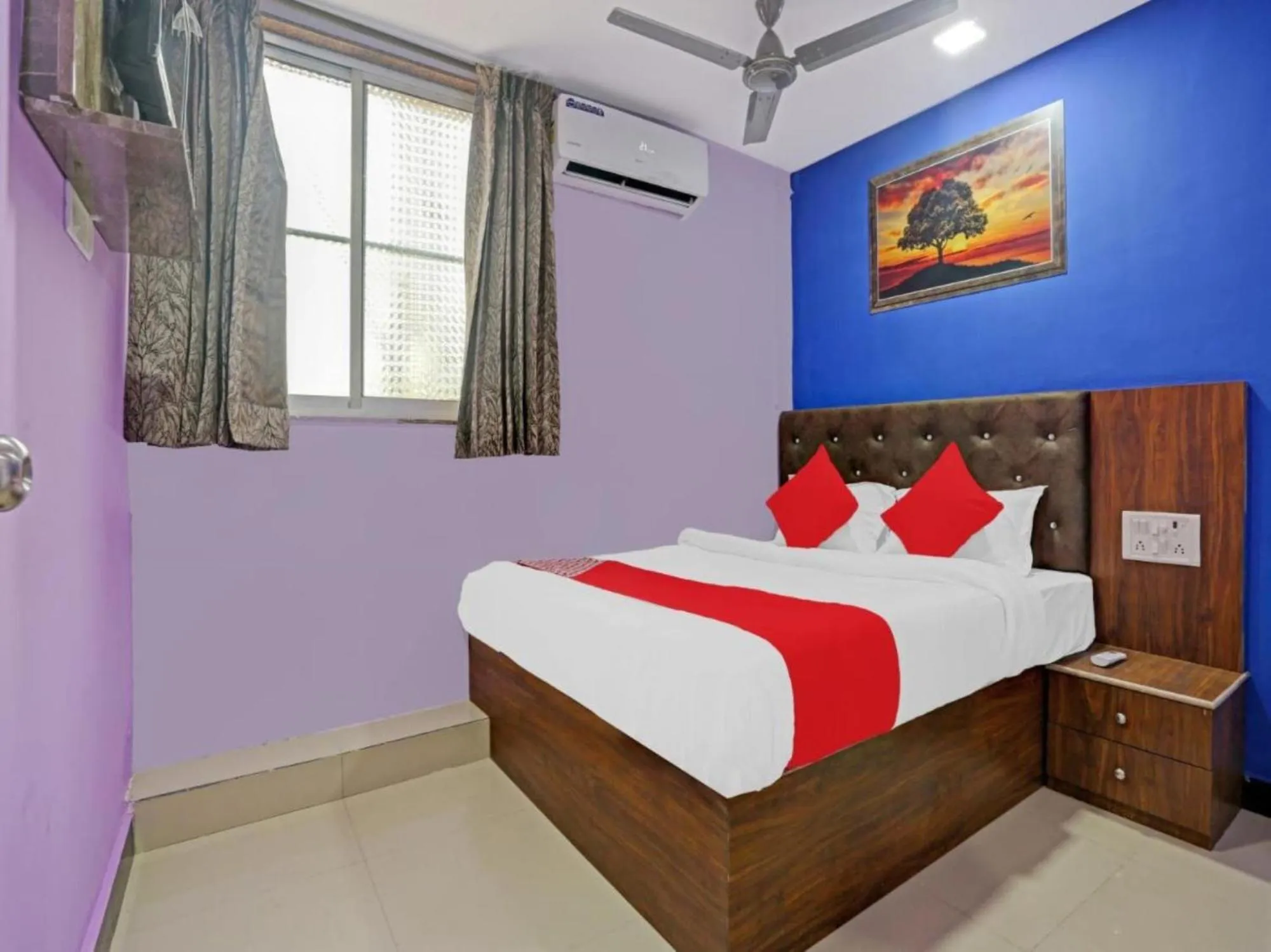 Bed in Hotel Welcome Inn,Mumbai