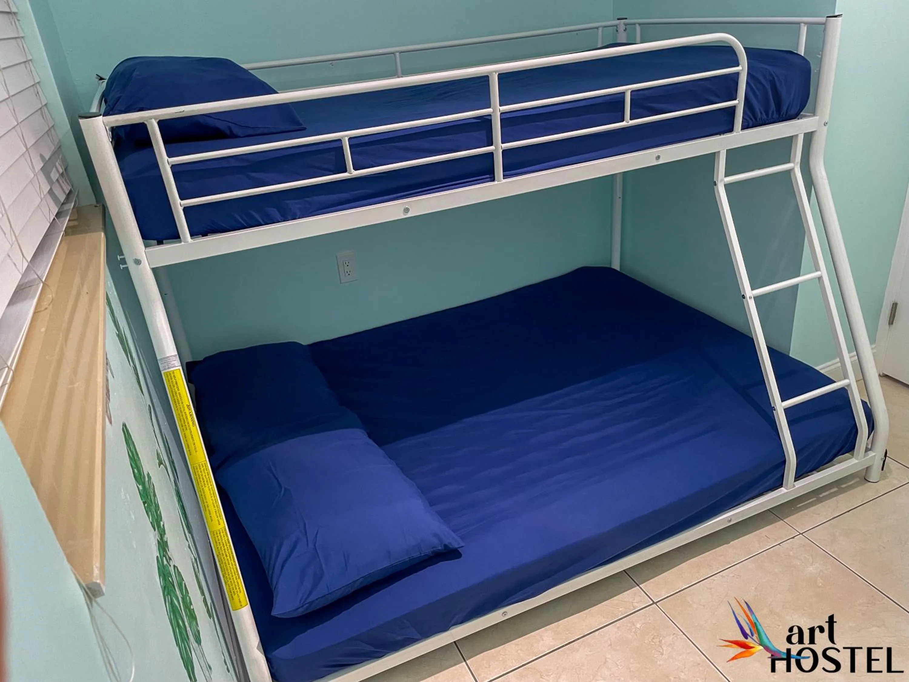 Photo of the whole room, Bed in Summer Gardens