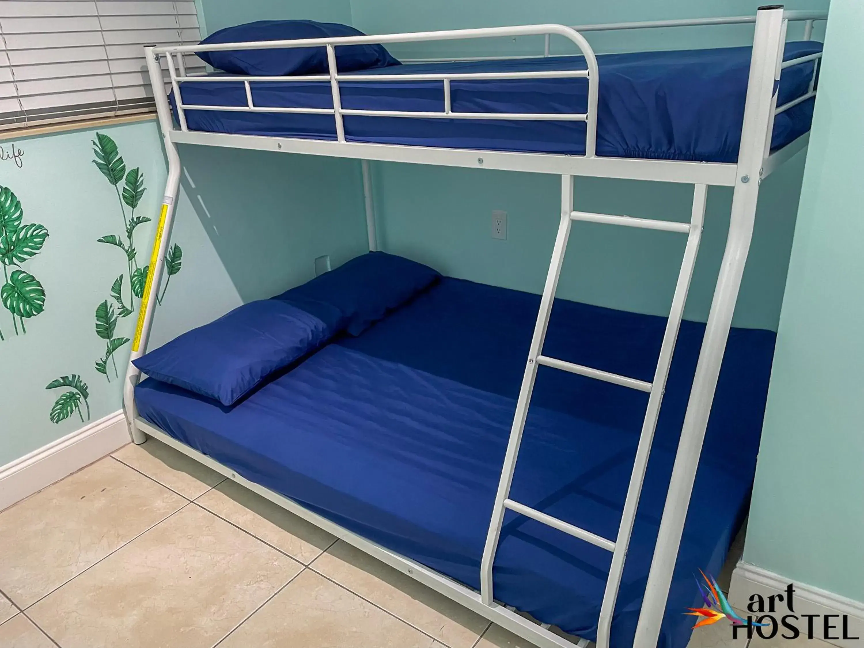 Double Room with Shared Bathroom in Summer Gardens Double Room with Shared Bathroom in Summer Gardens