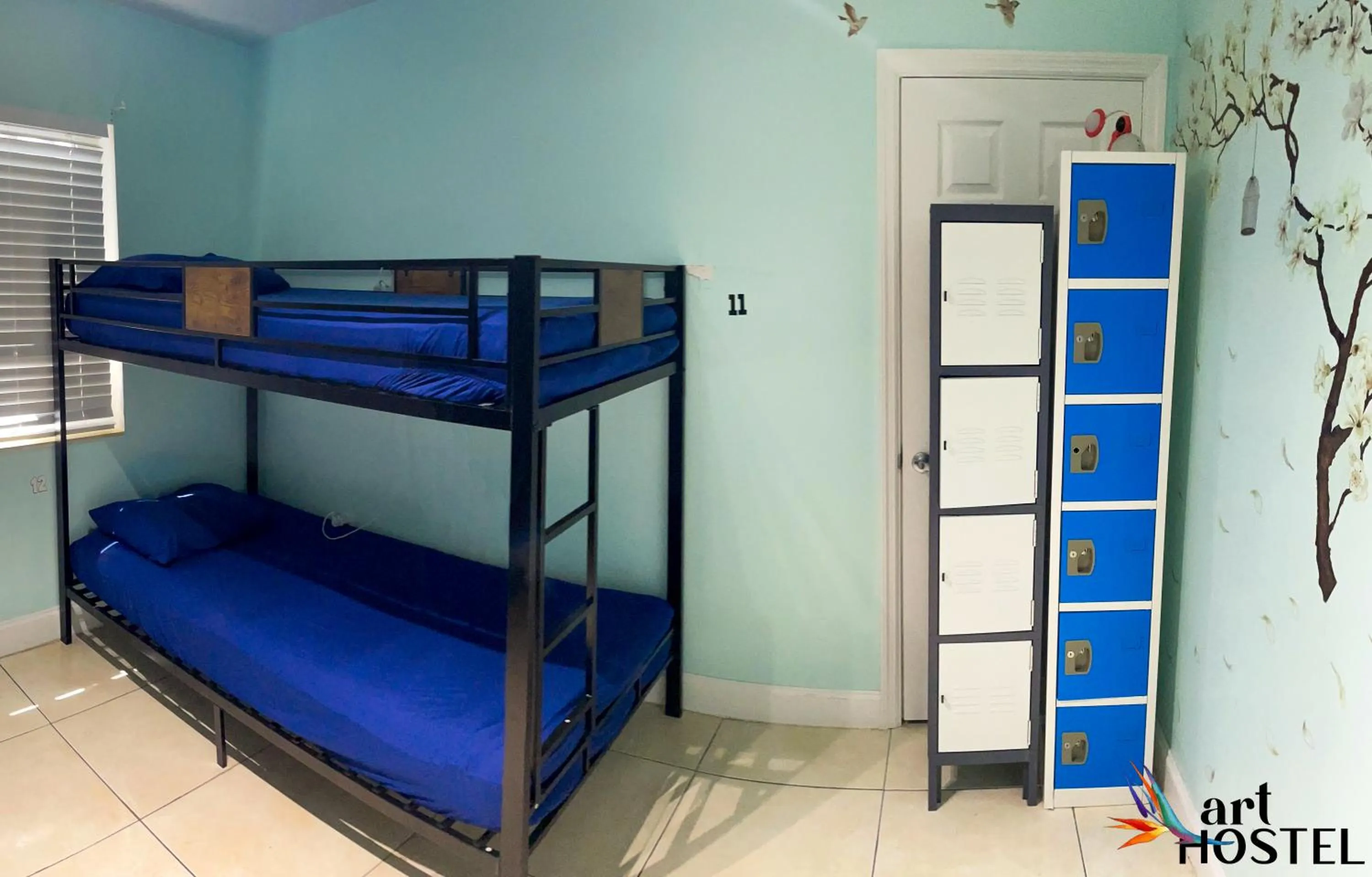 Photo of the whole room, Bed in Summer Gardens