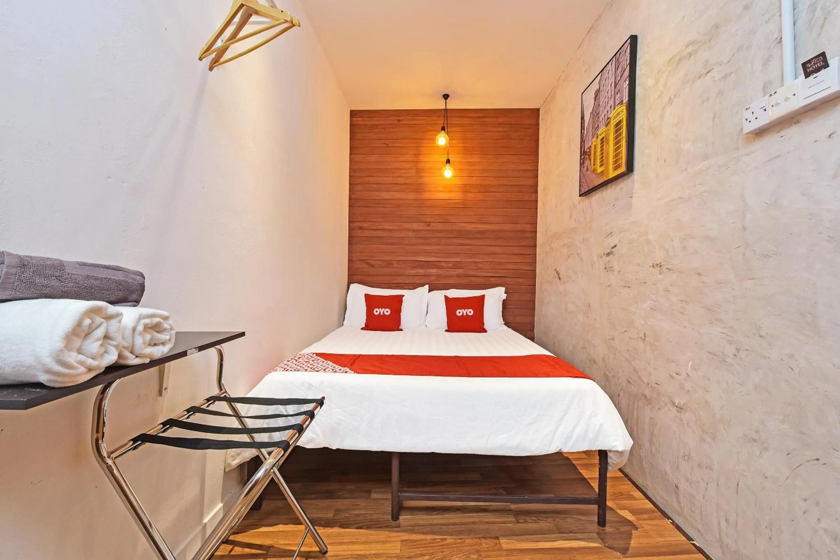 Bedroom in OYO 90662 The 1975 Hotel Empire