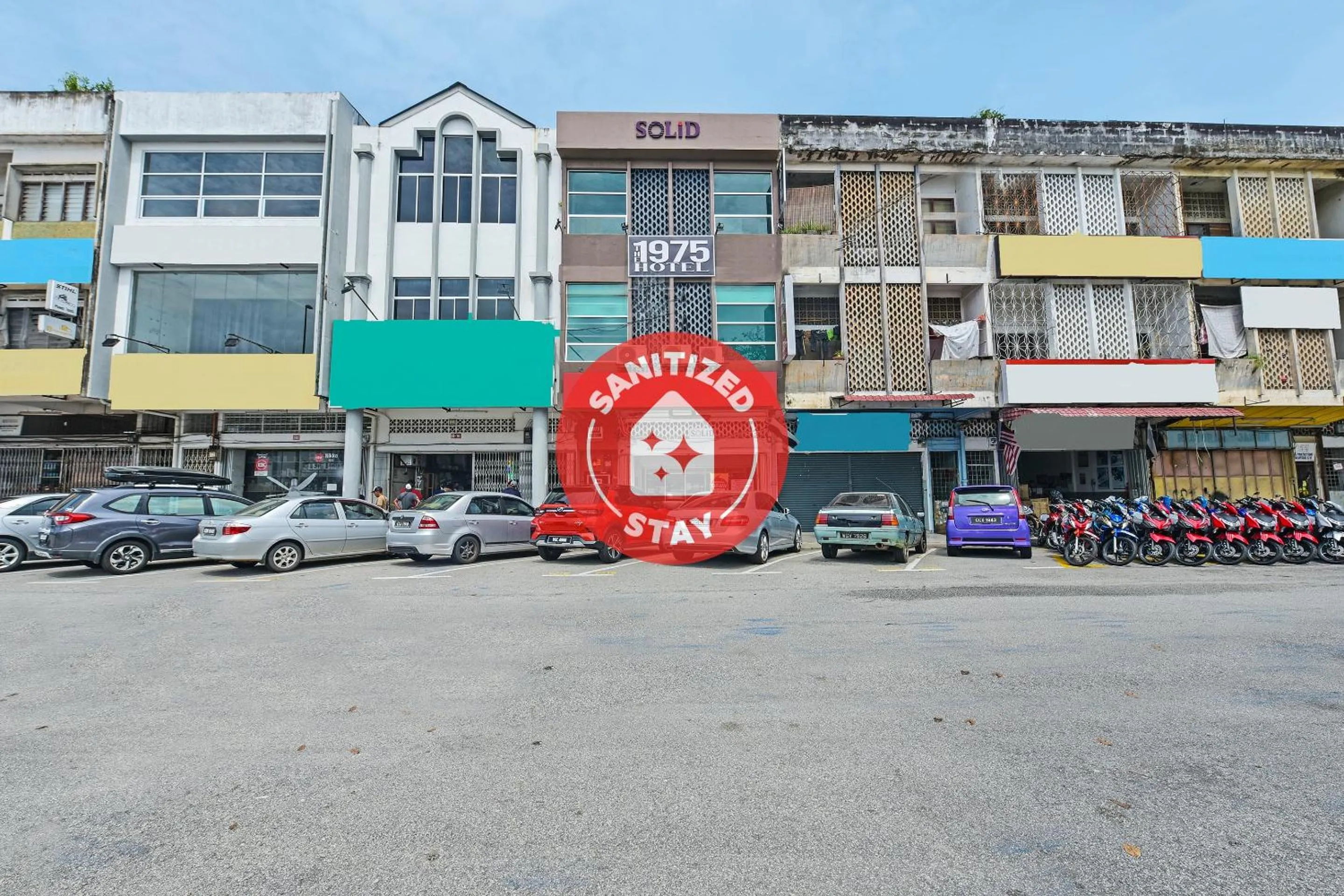 Facade/entrance in OYO 90662 The 1975 Hotel Empire