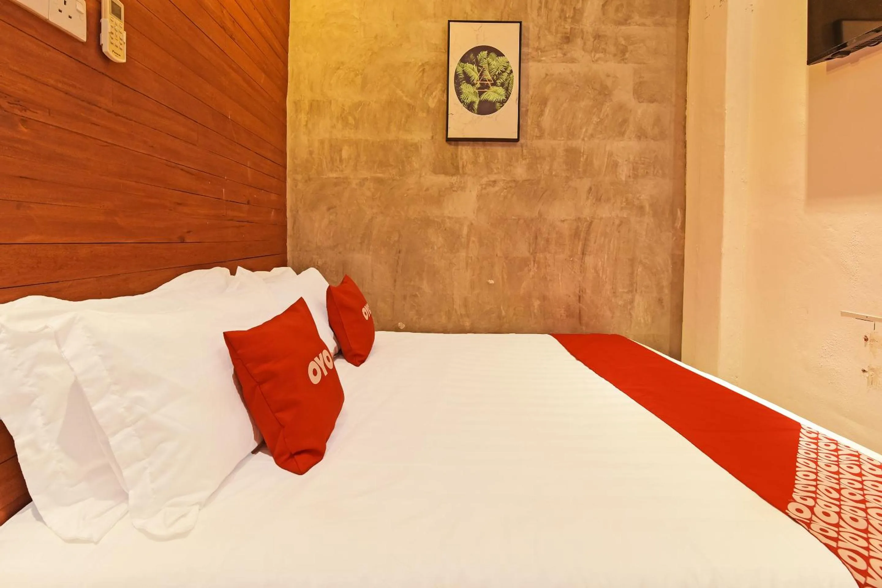 Bedroom in OYO 90662 The 1975 Hotel Empire