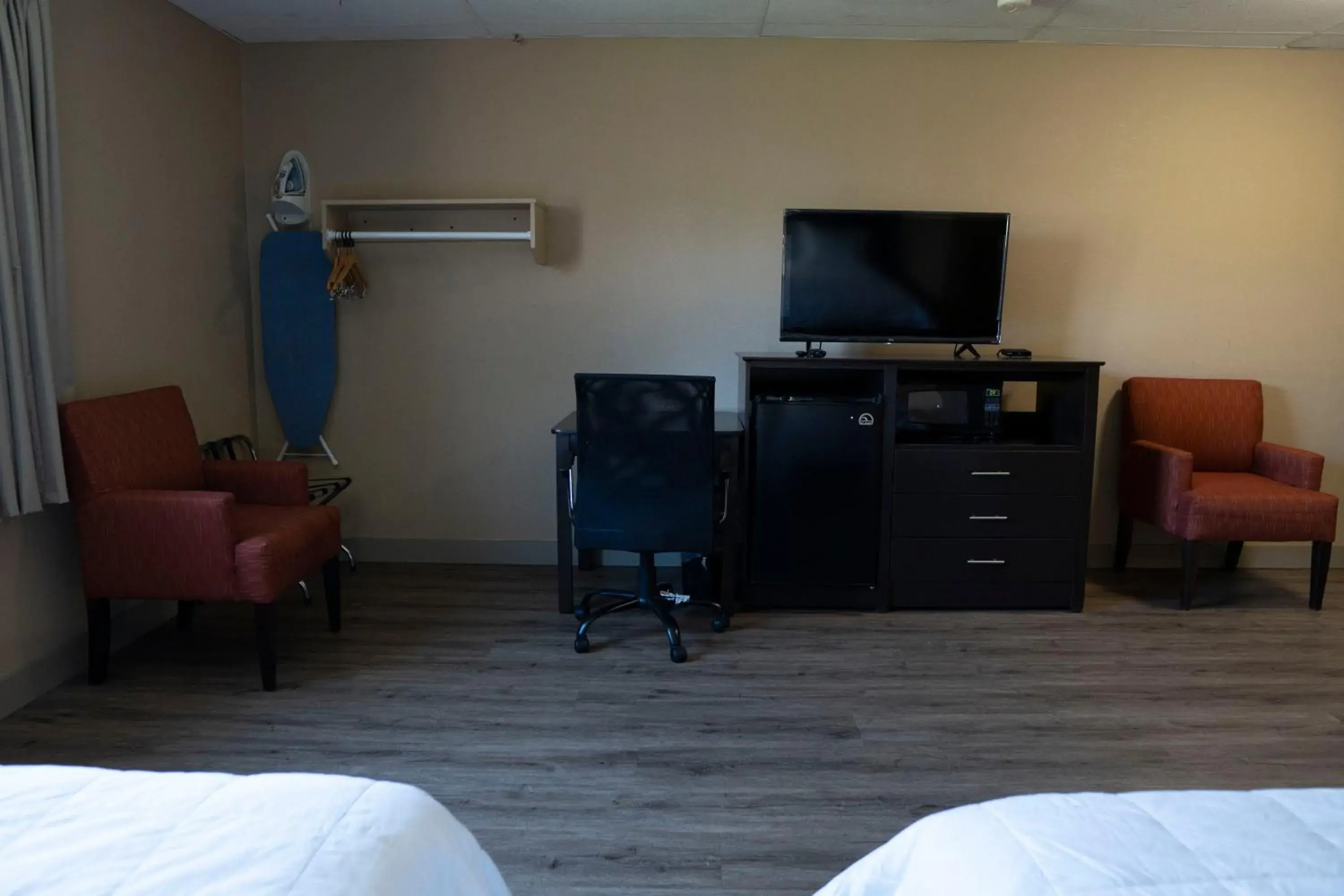 TV and multimedia, Bed in Framingham Inn TV and multimedia, Bed in Framingham Inn