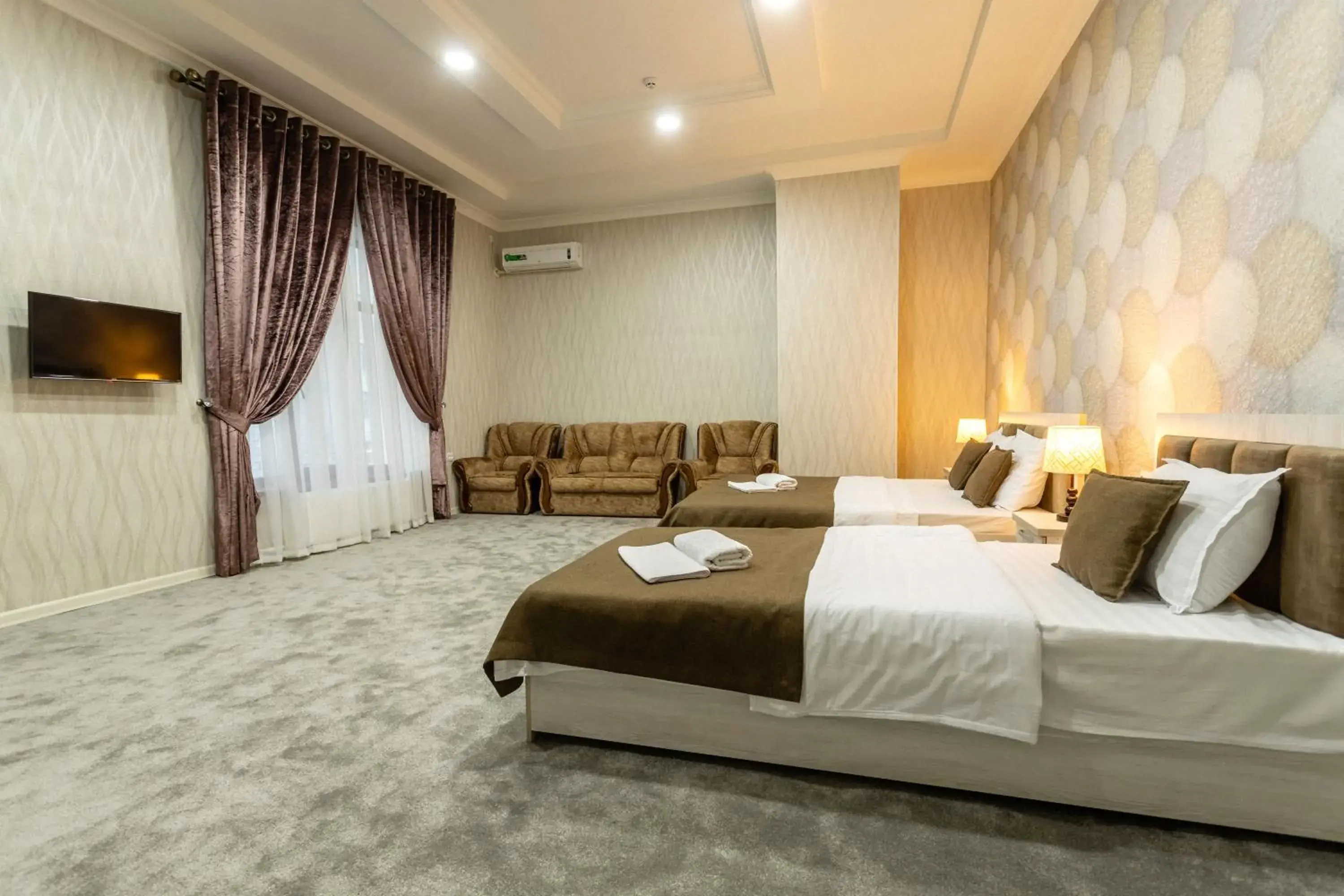 Deluxe Family Room in Osiyo Plaza Hotel Deluxe Family Room in Osiyo Plaza Hotel