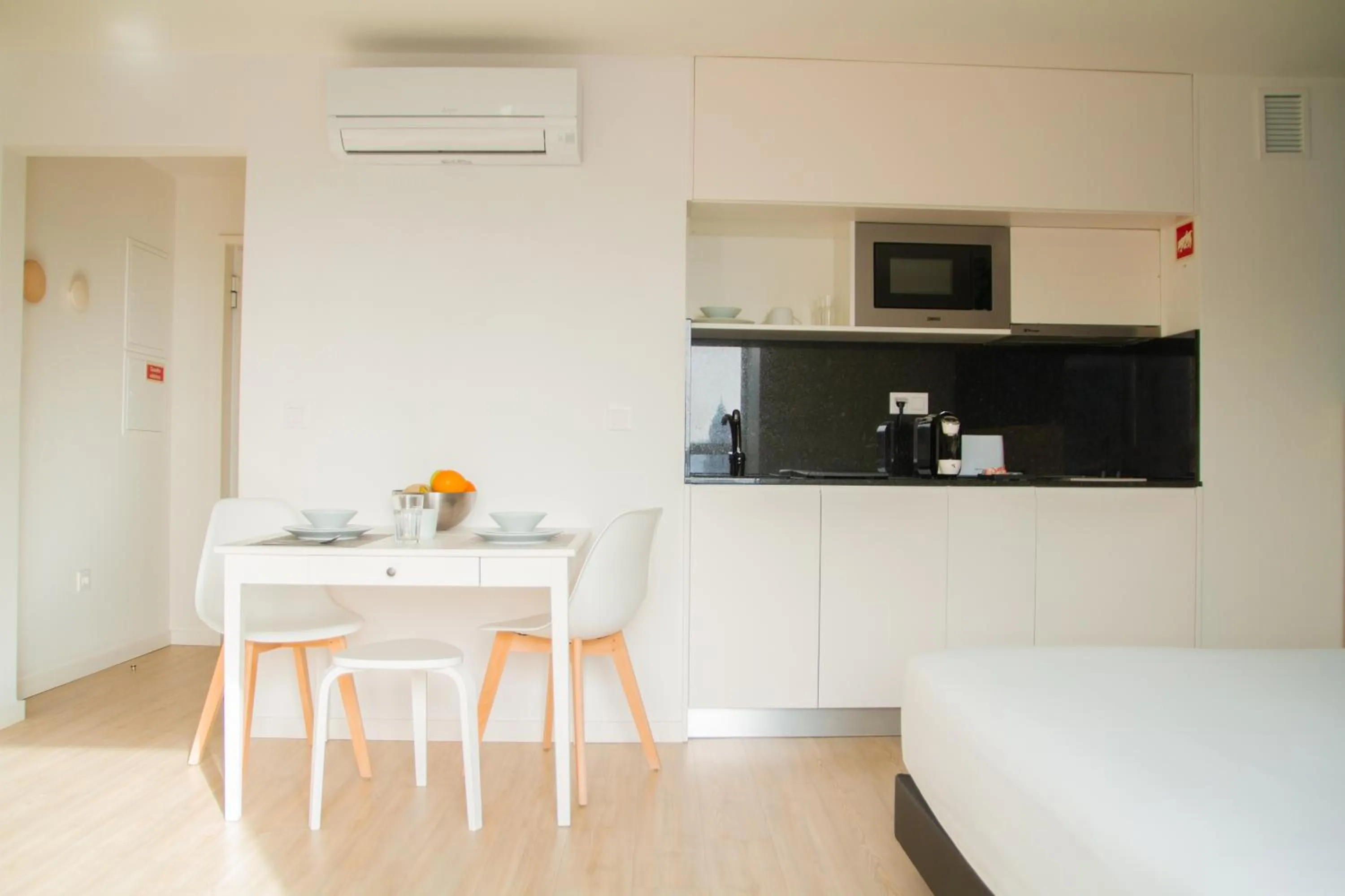 Kitchen or kitchenette, Bed in room Select Porto Suites