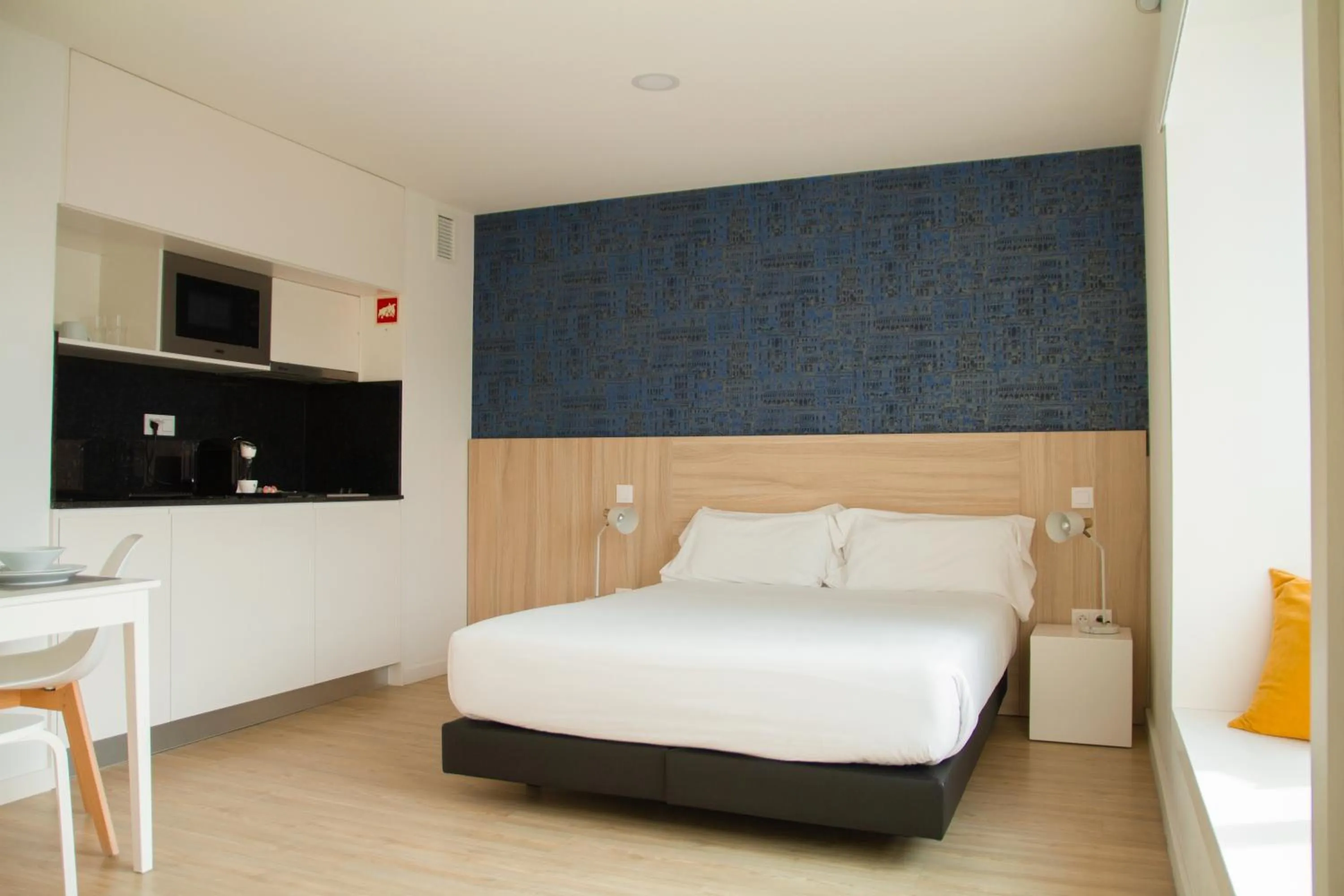 Photo of the whole room, Bed in room Select Porto Suites