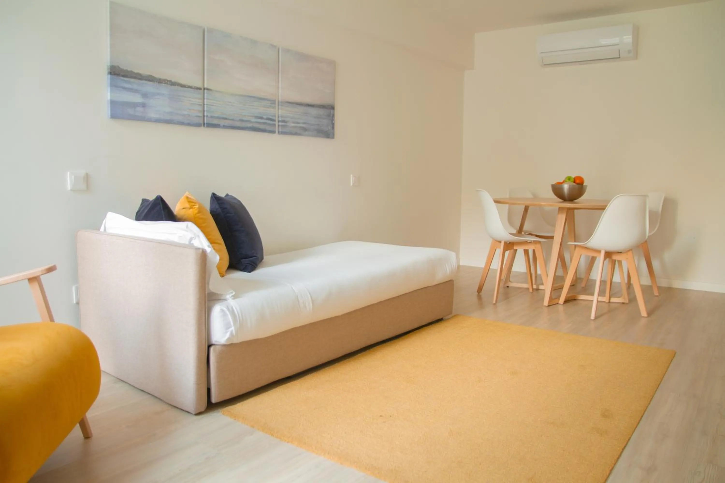 Seating area, Bed in room Select Porto Suites