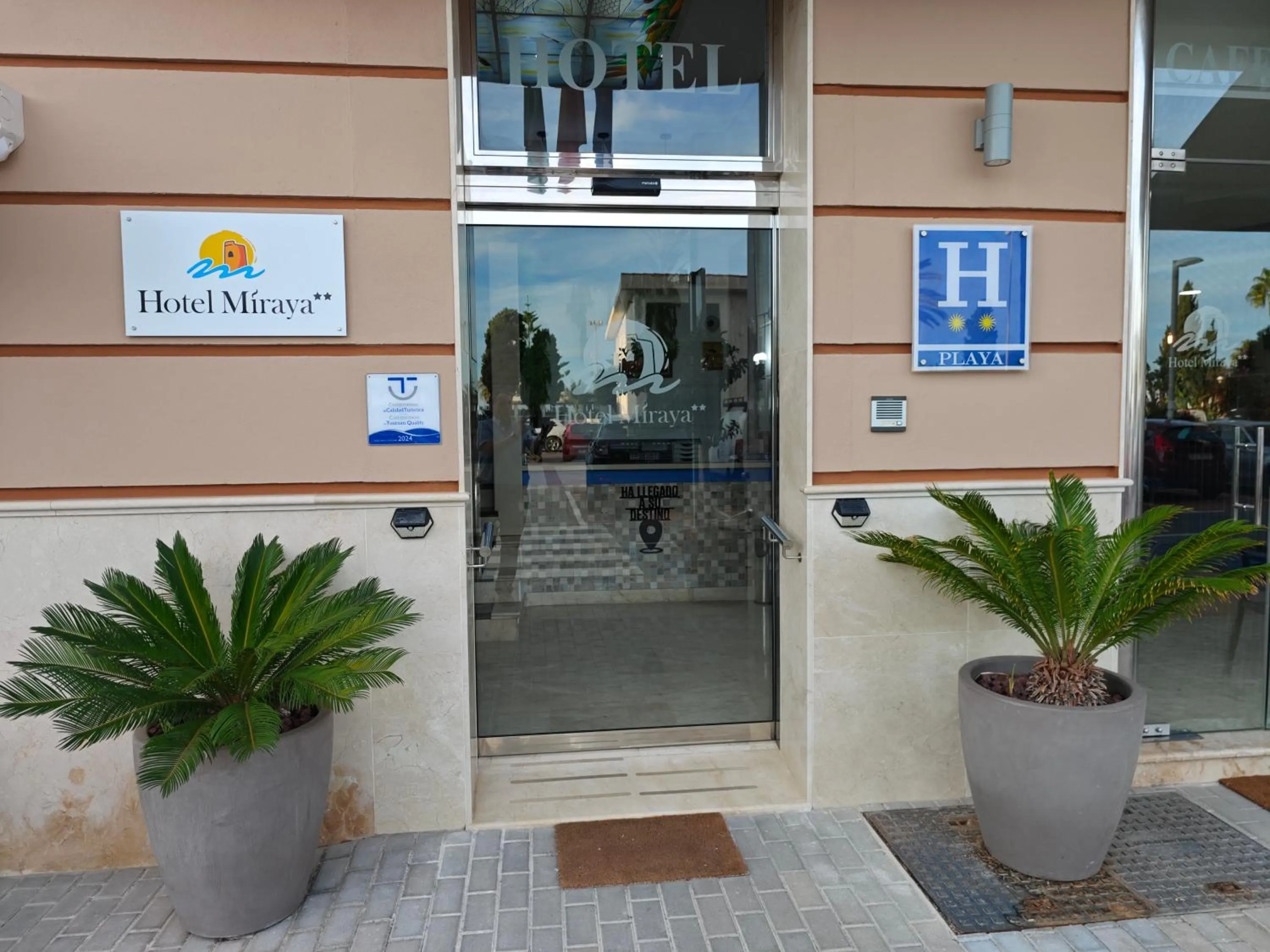 Facade/entrance in Hotel Miraya Beach