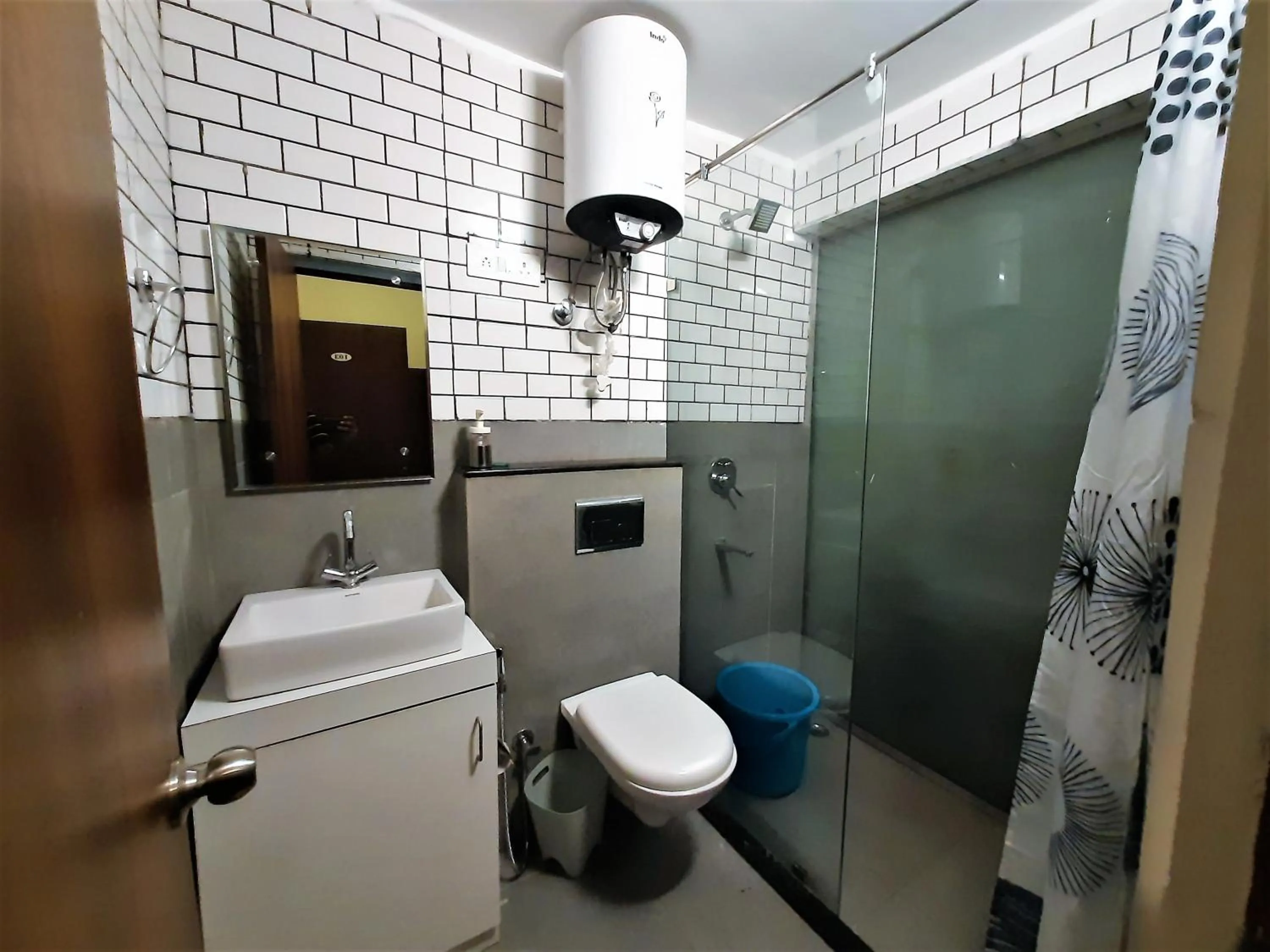 Shower in Stovehouse Inn