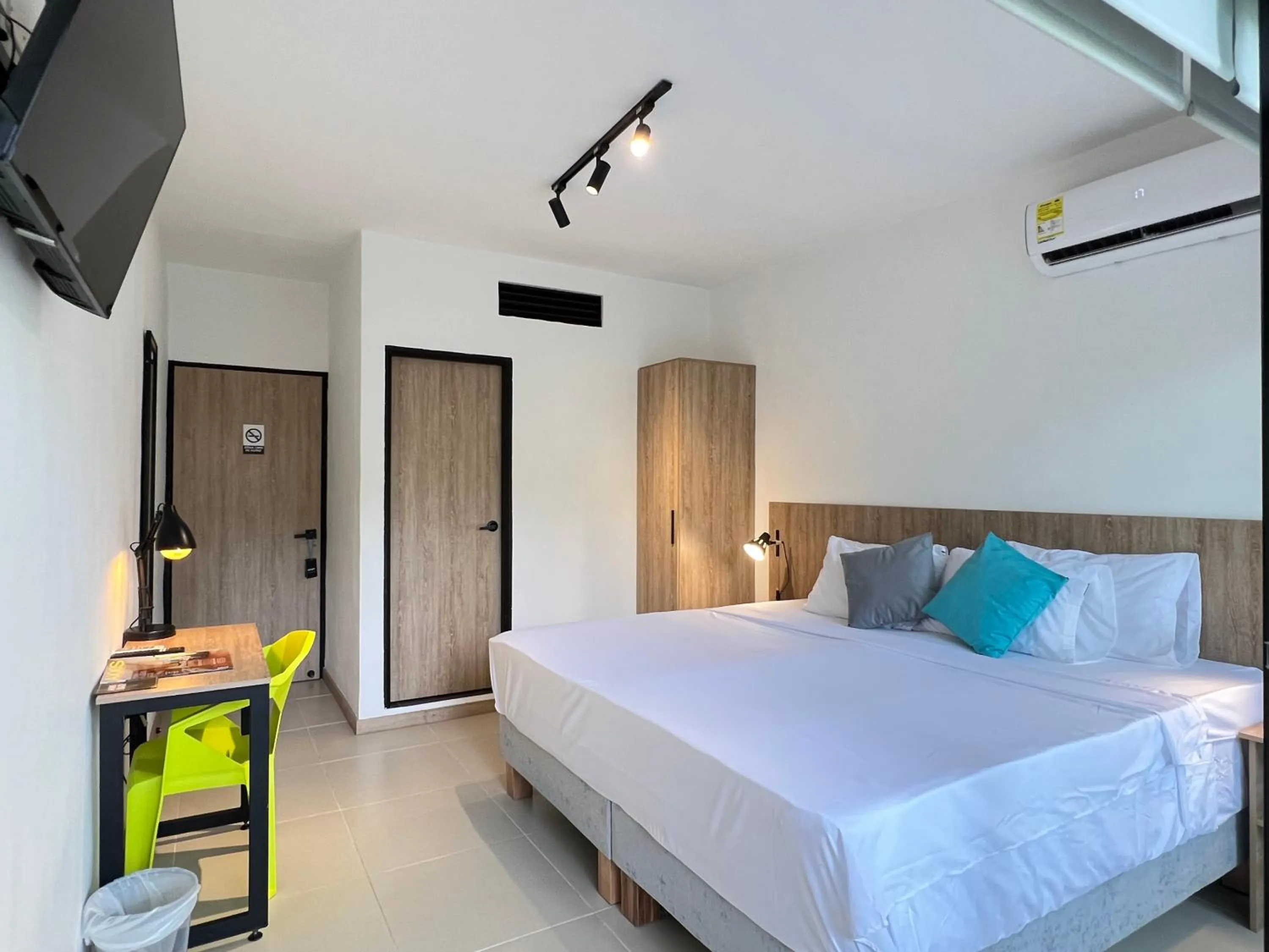 Photo of the whole room, Bed in HOTEL 9.5 SAN FERNANDO