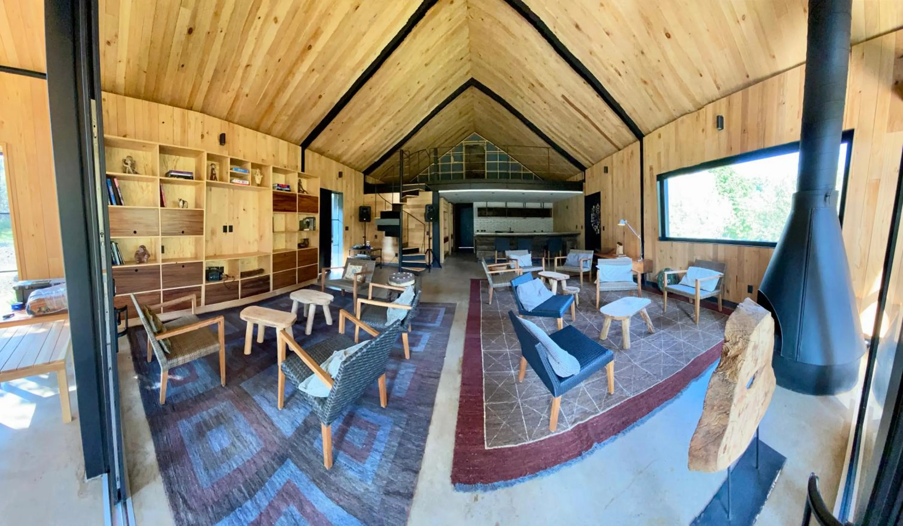 Communal lounge/ TV room in SUR ono SUR Lodge