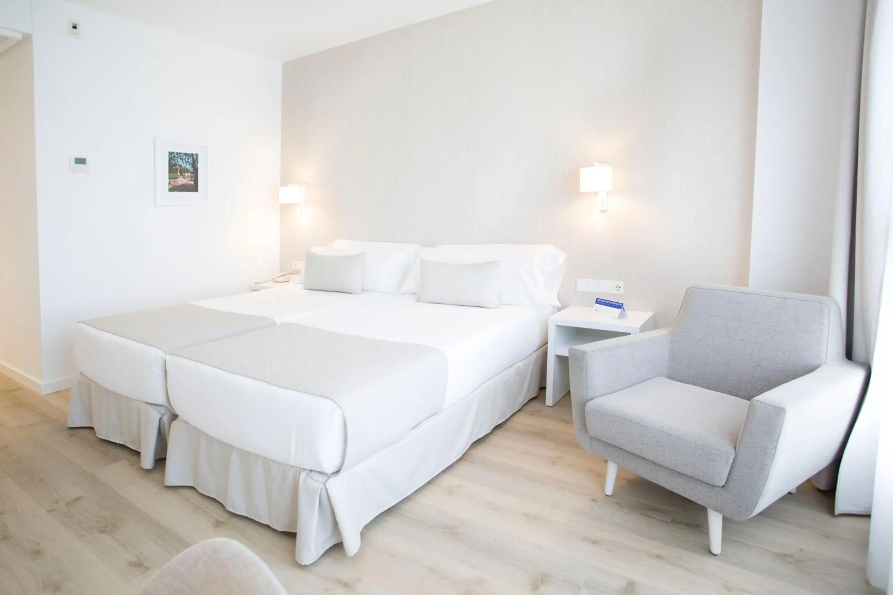 Triple Room in Hotel Albufera Triple Room in Hotel Albufera