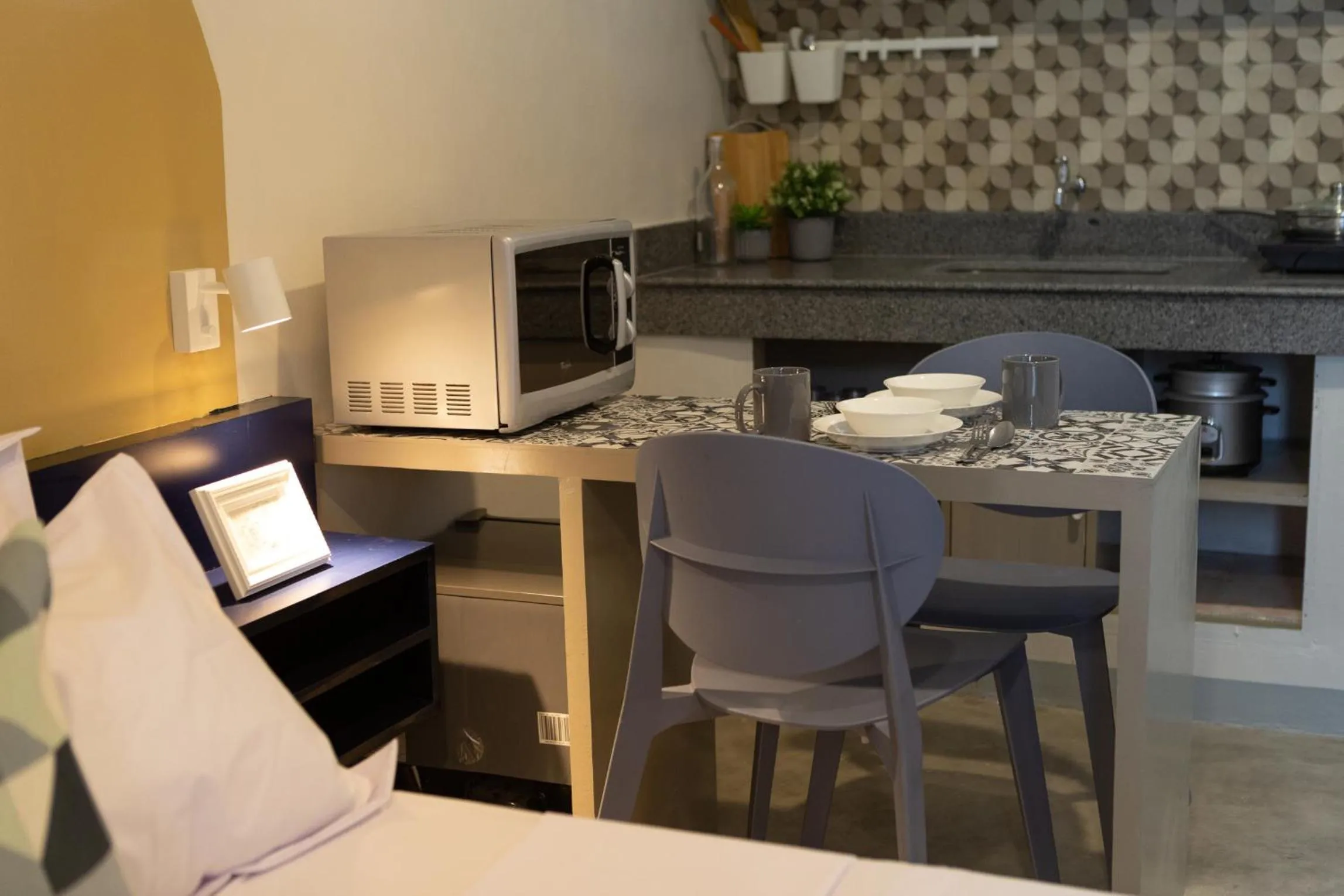 Kitchen or kitchenette in Hive Manila Guesthouse -Netflix,400mbps WI-FI