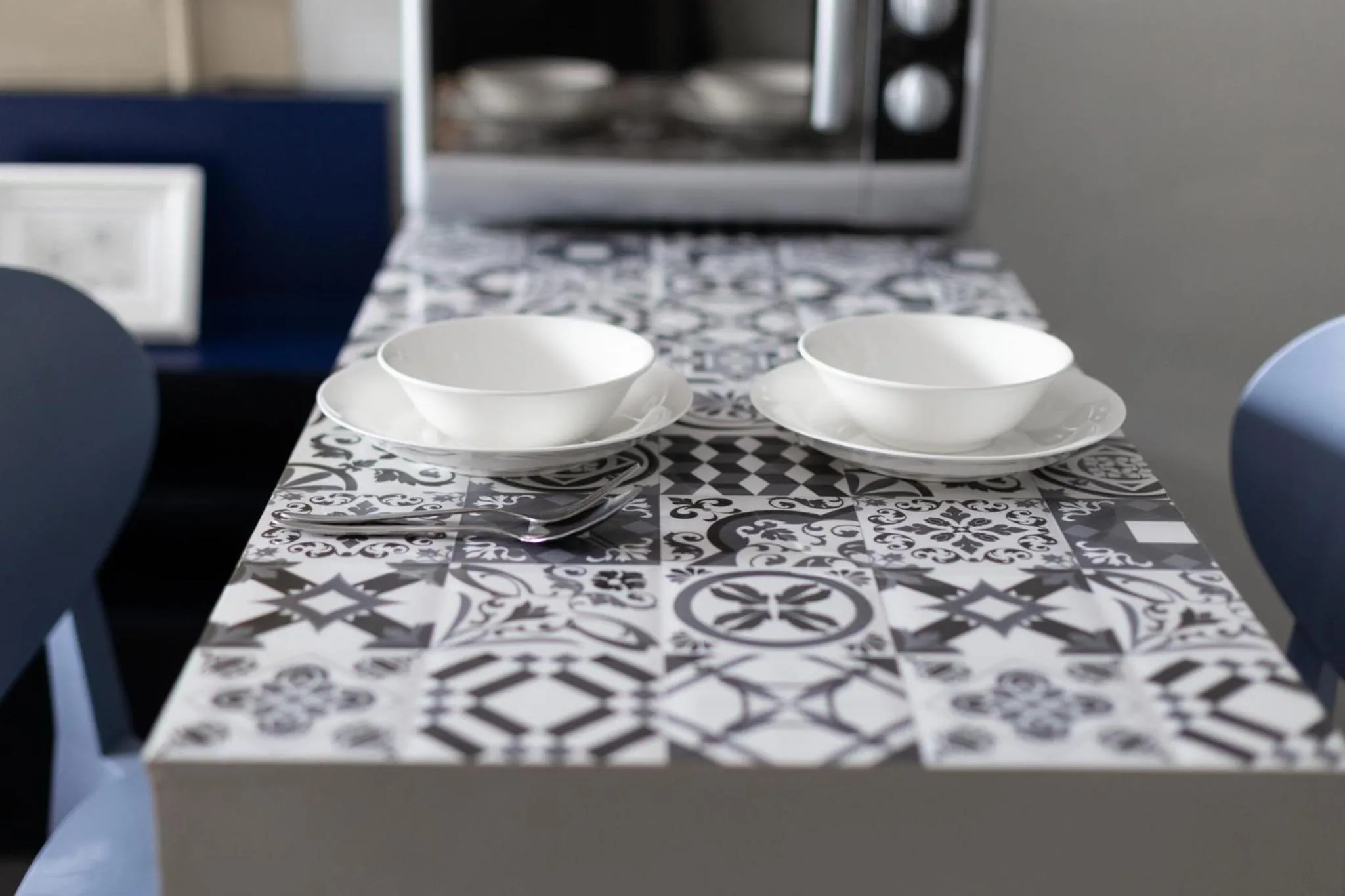 Dining area in Hive Manila Guesthouse -Netflix,400mbps WI-FI