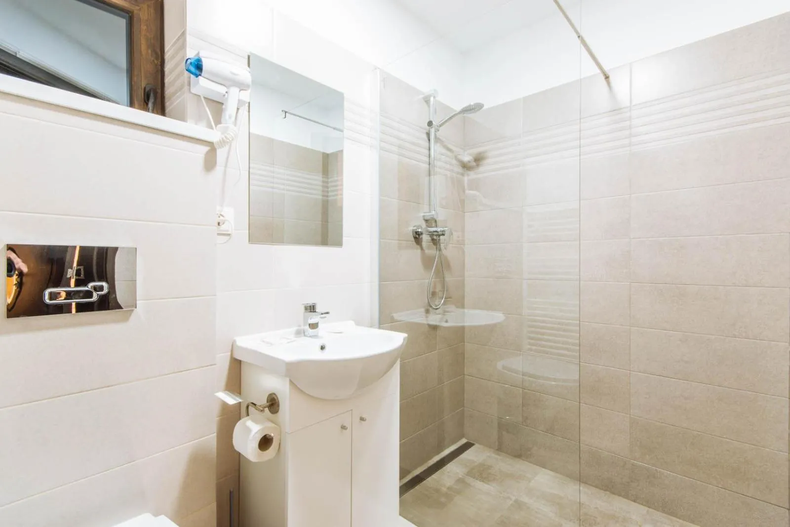 Shower in Vila Stadion