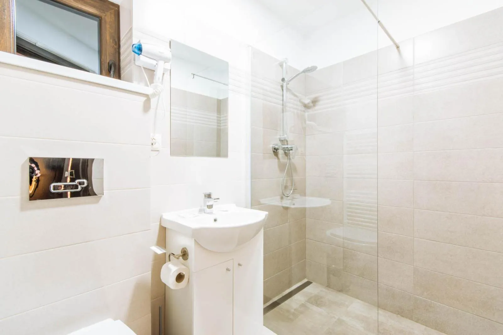Shower in Vila Stadion