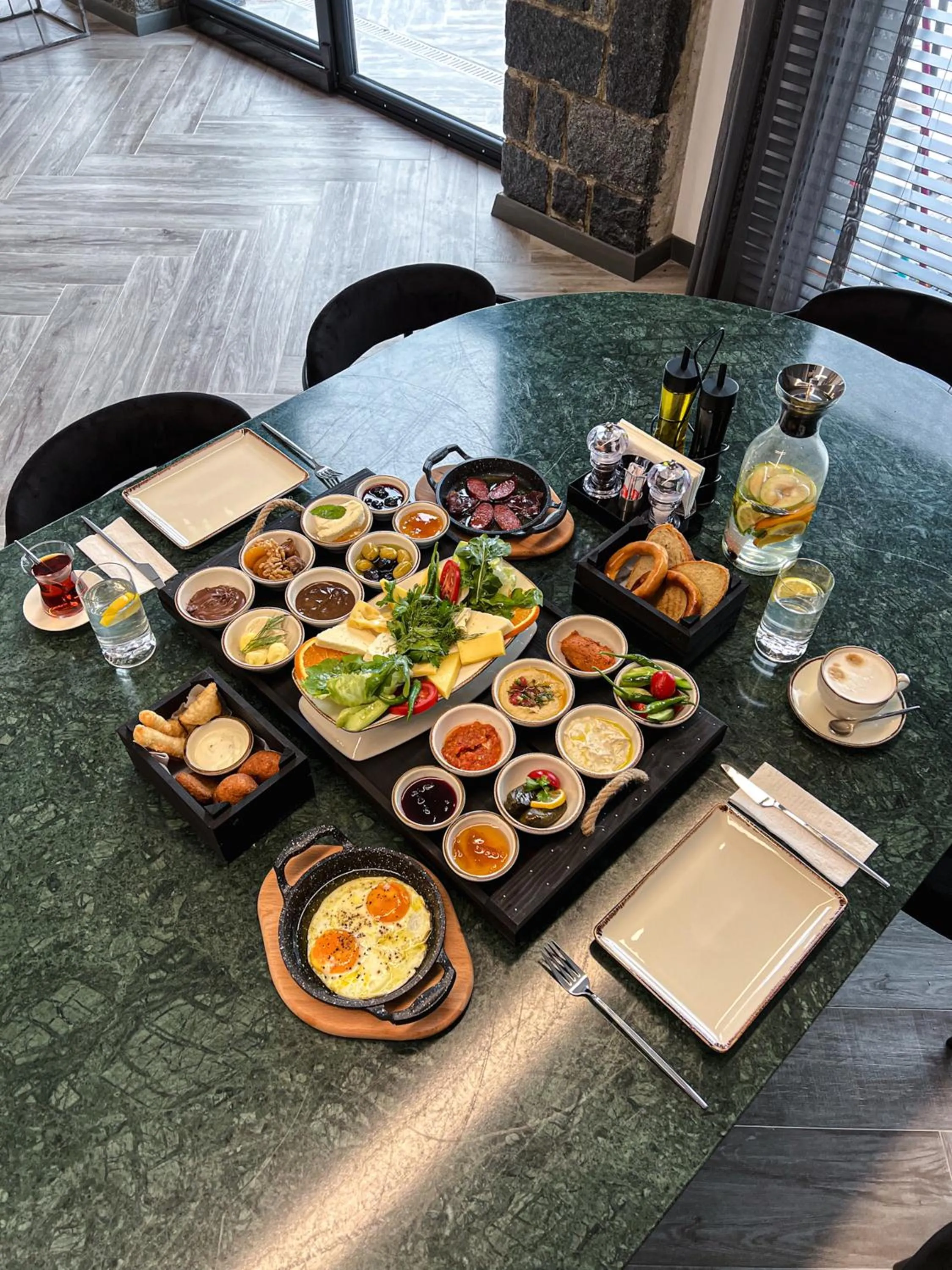 Restaurant/places to eat in Çathan Art Hotel