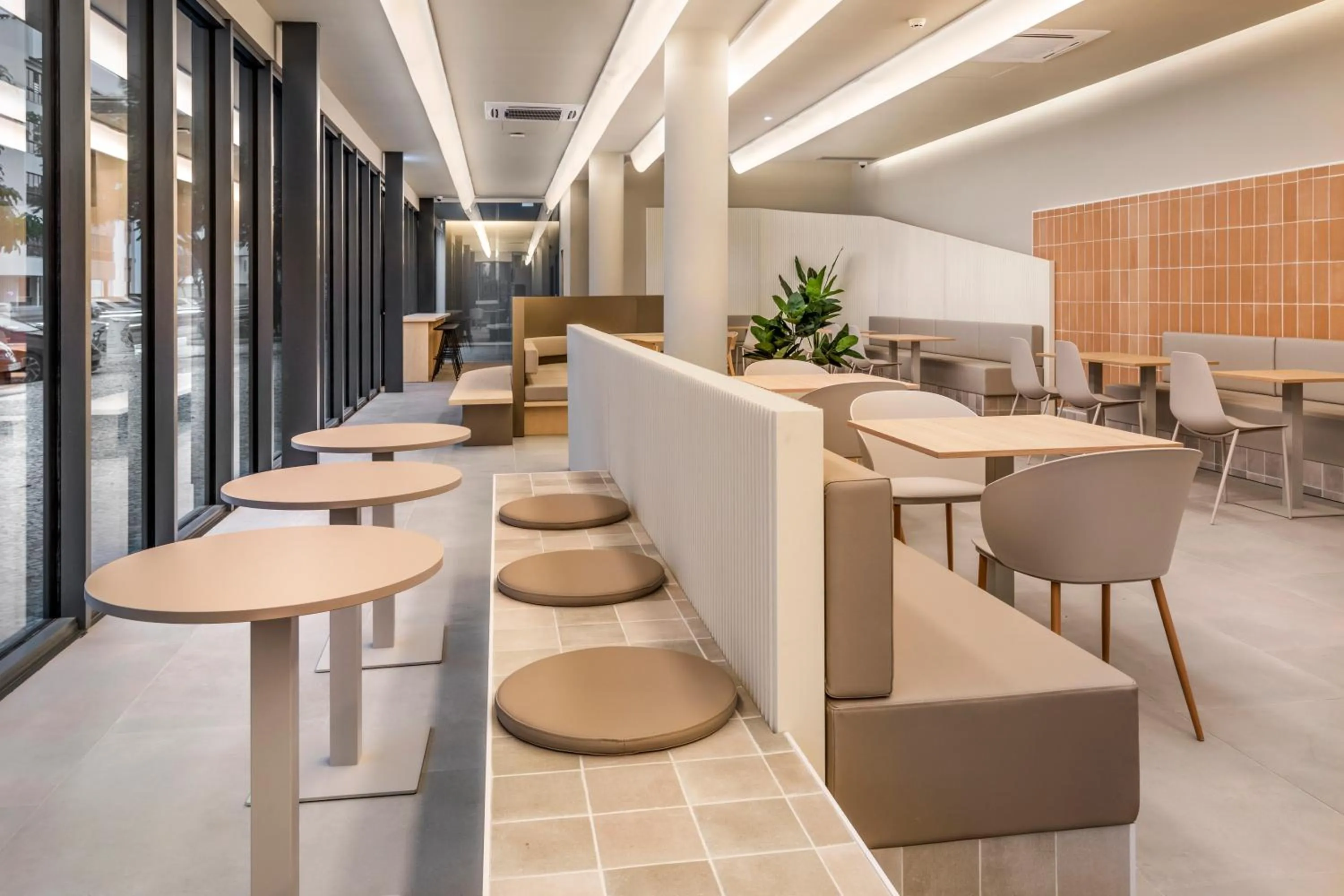 Restaurant/places to eat in B&B HOTEL Lisboa Oeiras