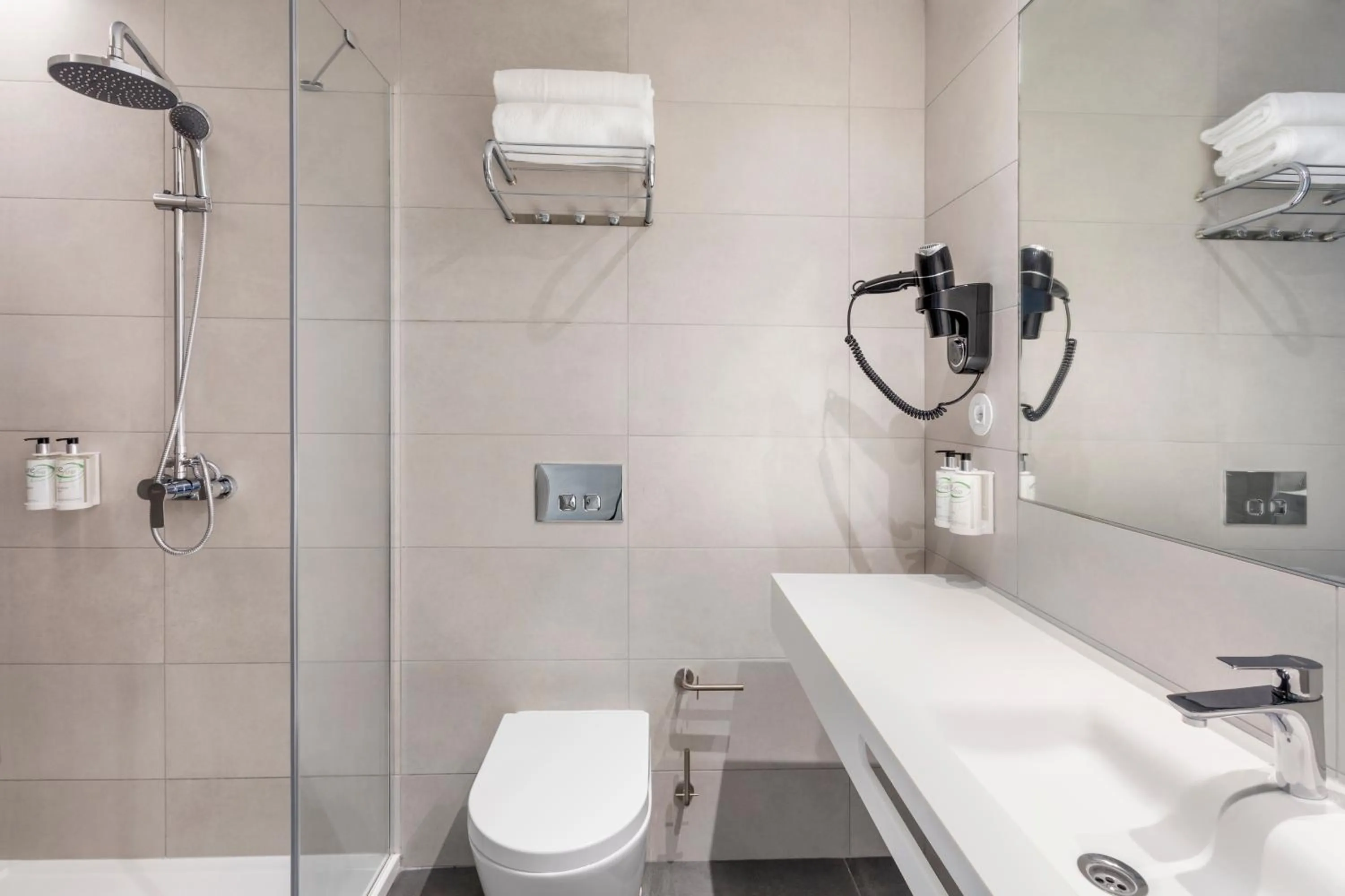 Bathroom in B&B HOTEL Lisboa Oeiras