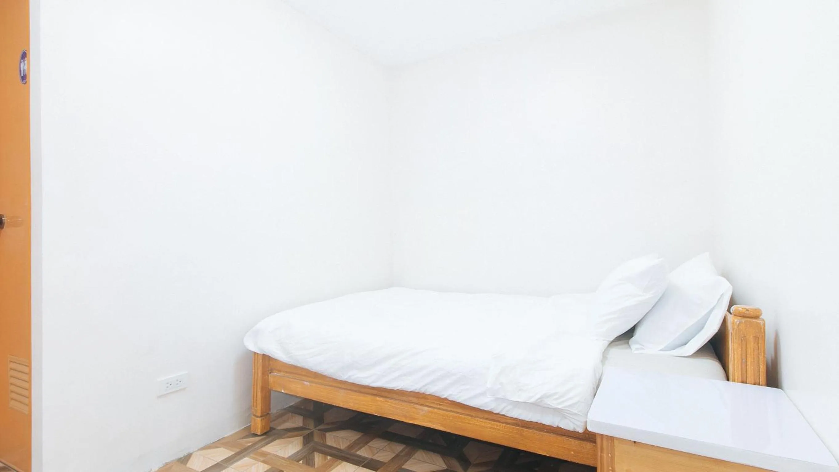 Bed in RedDoorz @ Alquiza Residences Paranaque