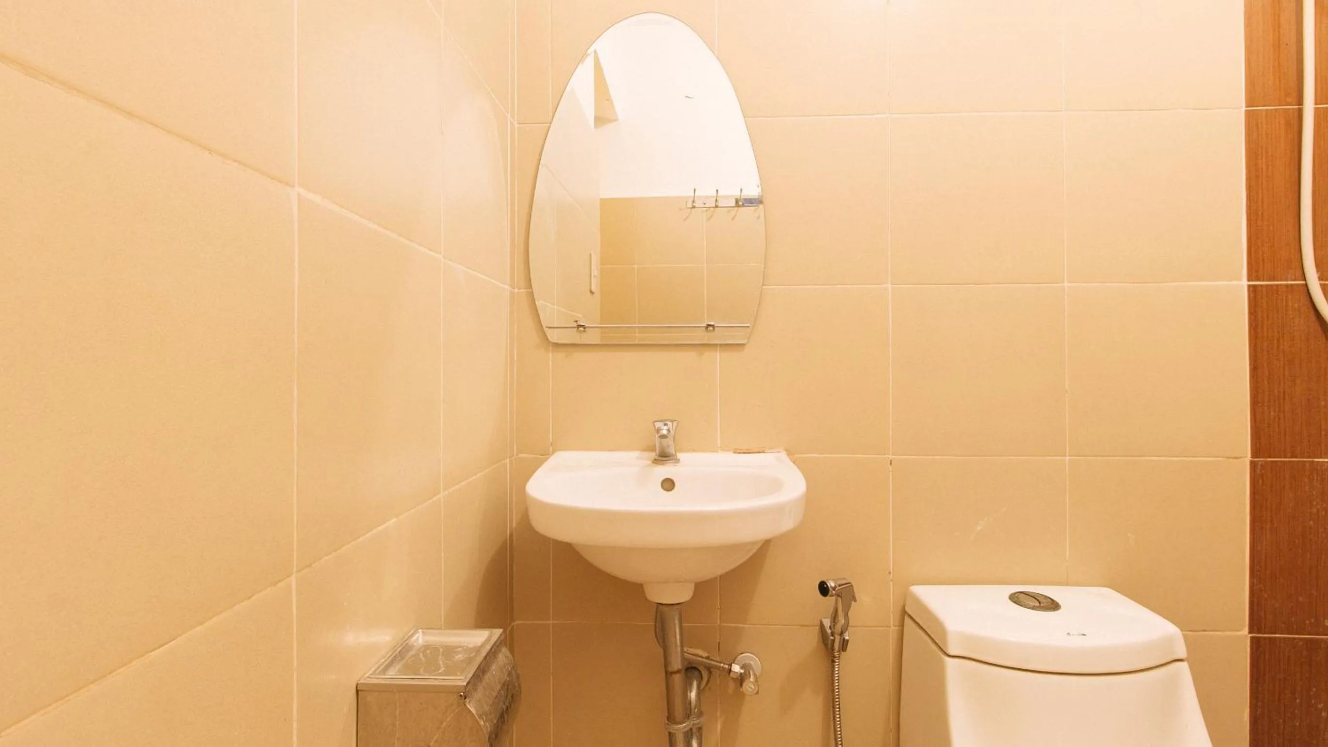 Shower in RedDoorz @ Alquiza Residences Paranaque