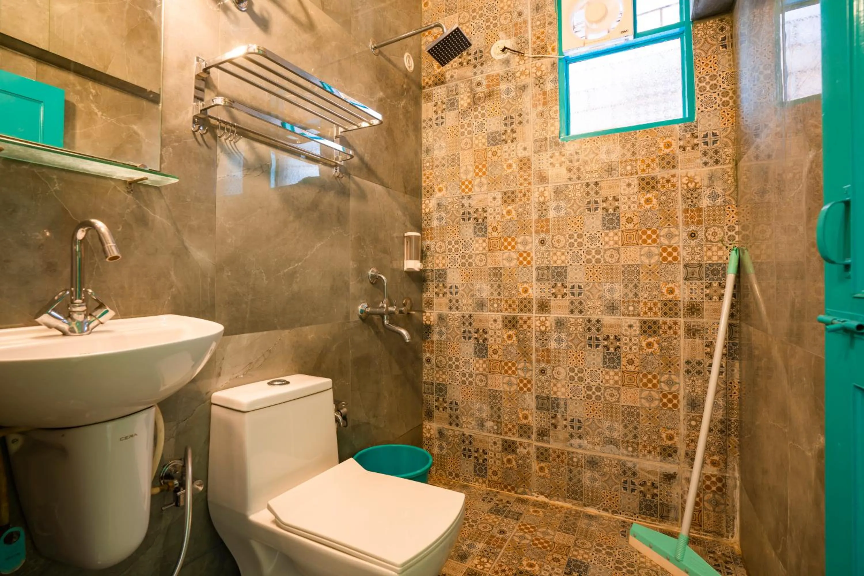 Bathroom in Shalom Backpackers Anjuna Goa