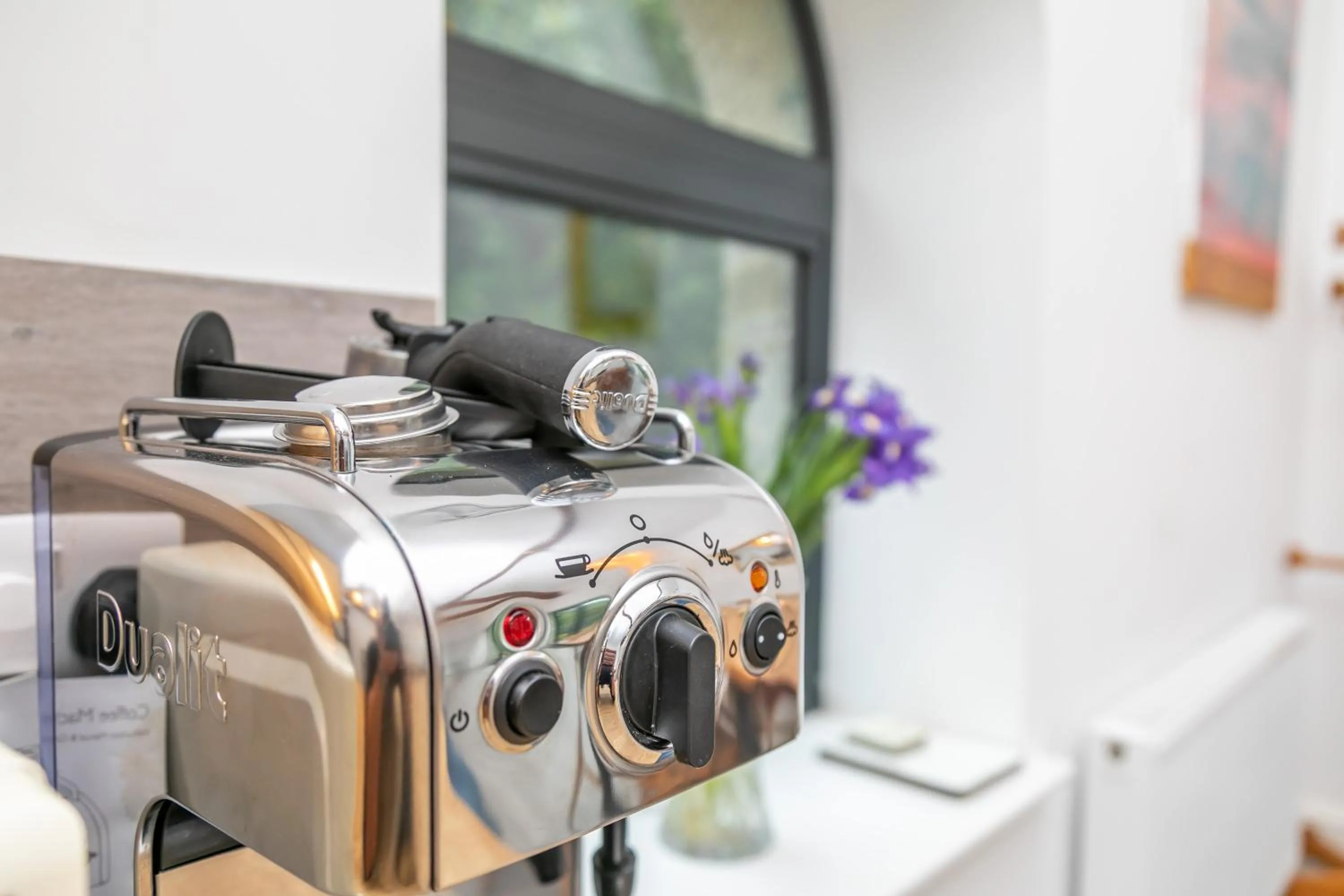 Kitchen or kitchenette in Riverbank Cottage
