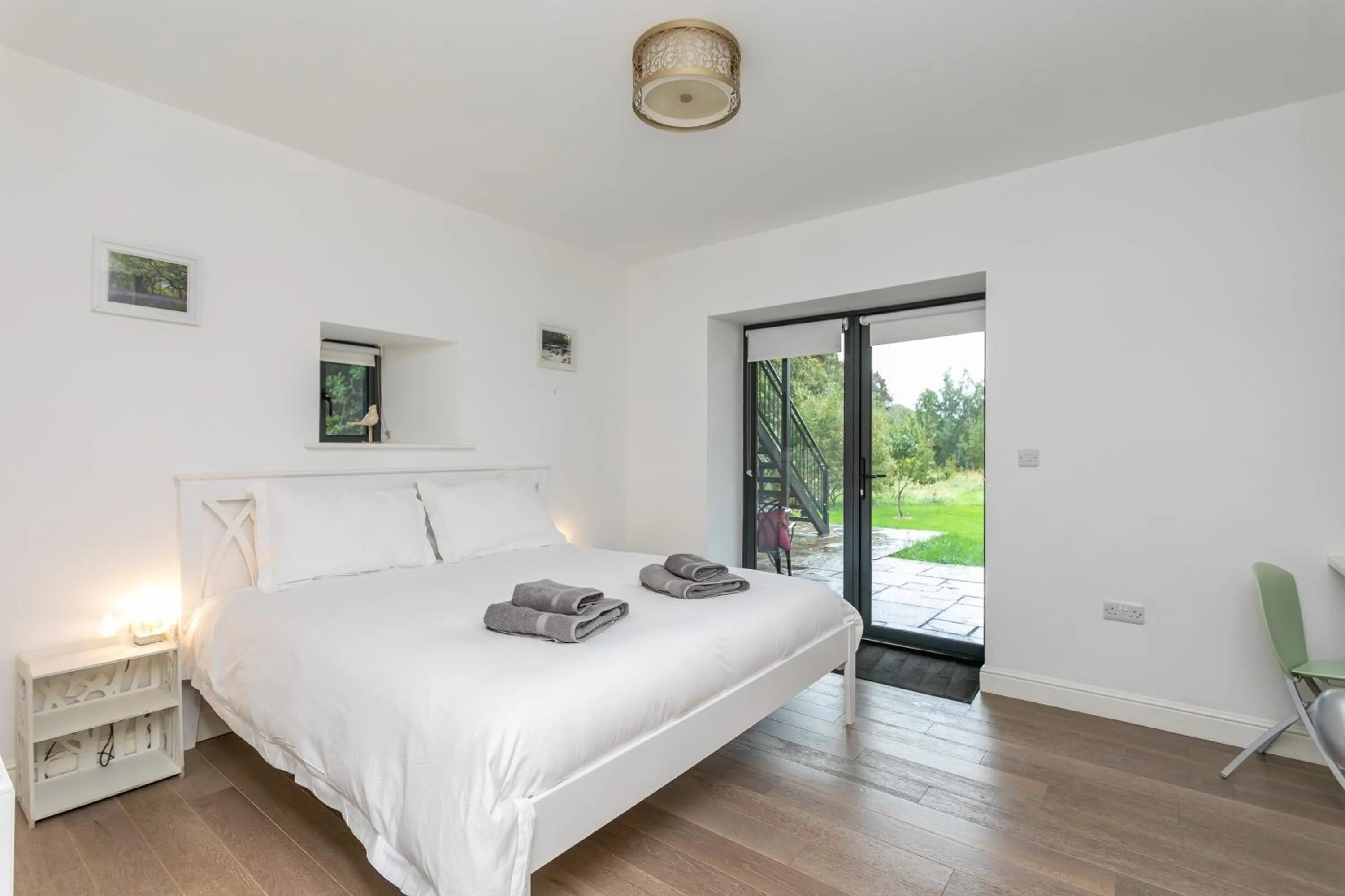 Bedroom, Bed in Riverbank Cottage