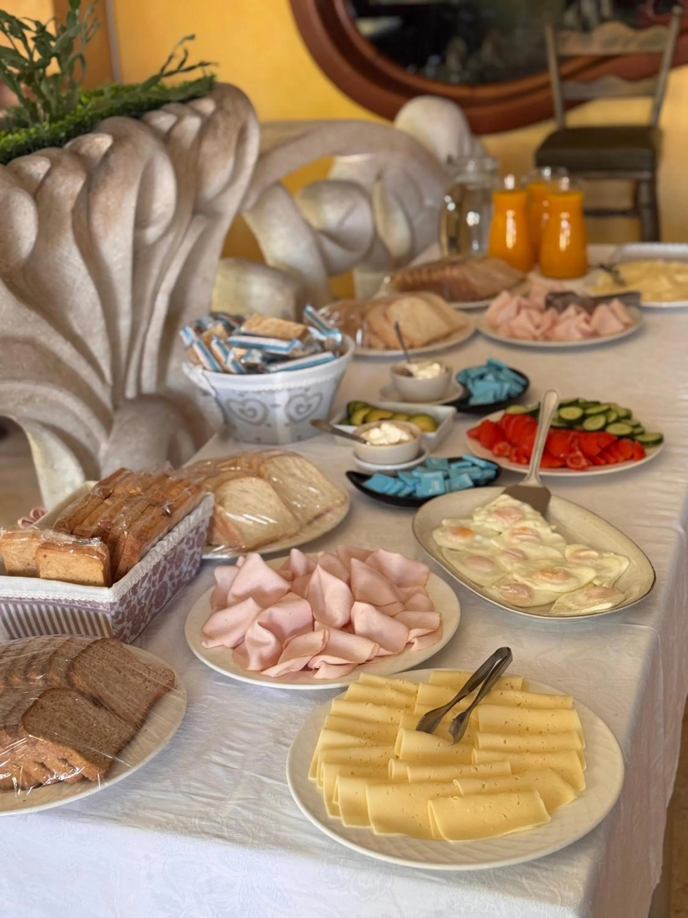 Buffet breakfast in Hotel Rey's