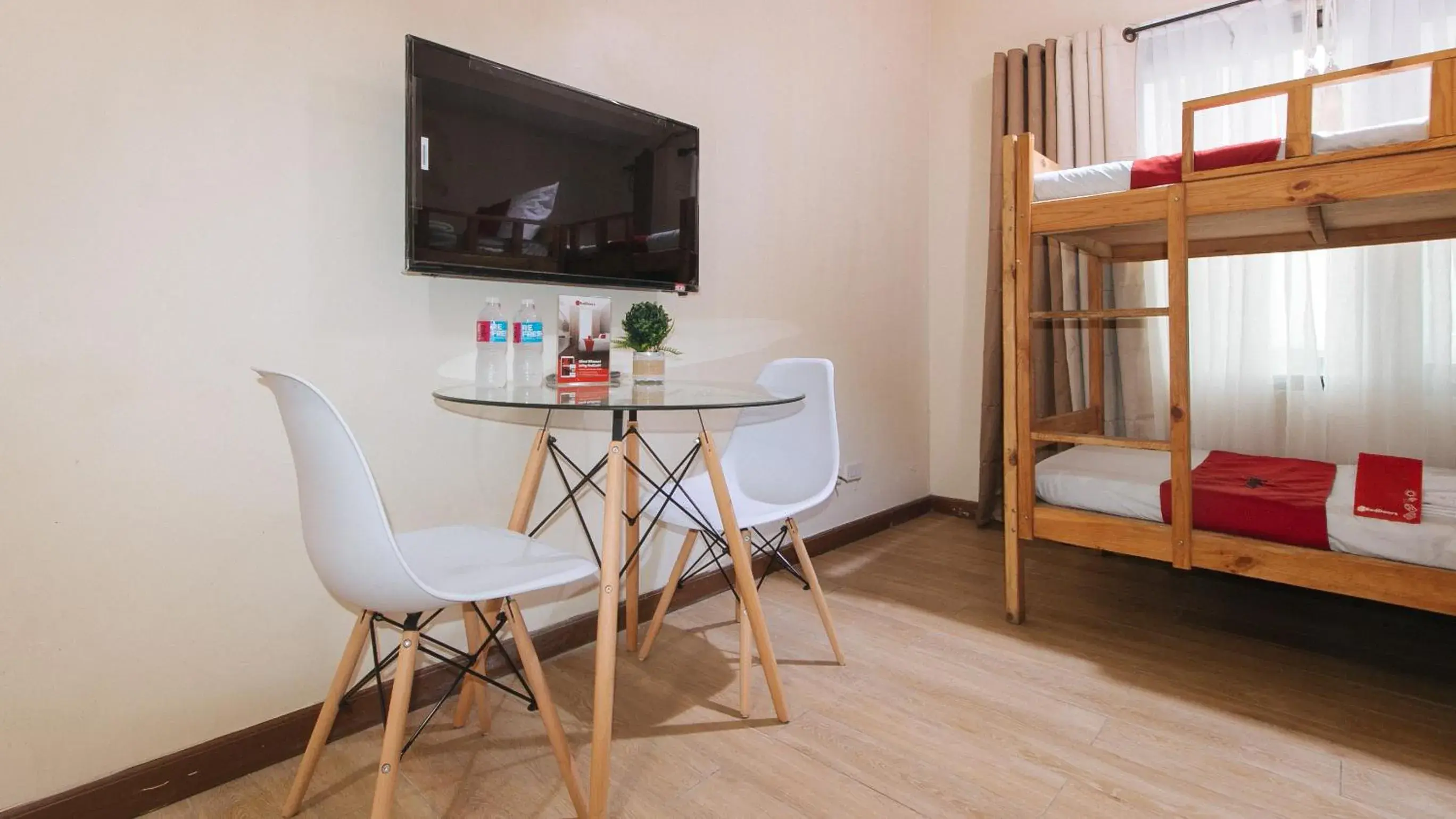 Bed in RedDoorz Plus @ Cuarto Verde Staycation Bed in RedDoorz Plus @ Cuarto Verde Staycation