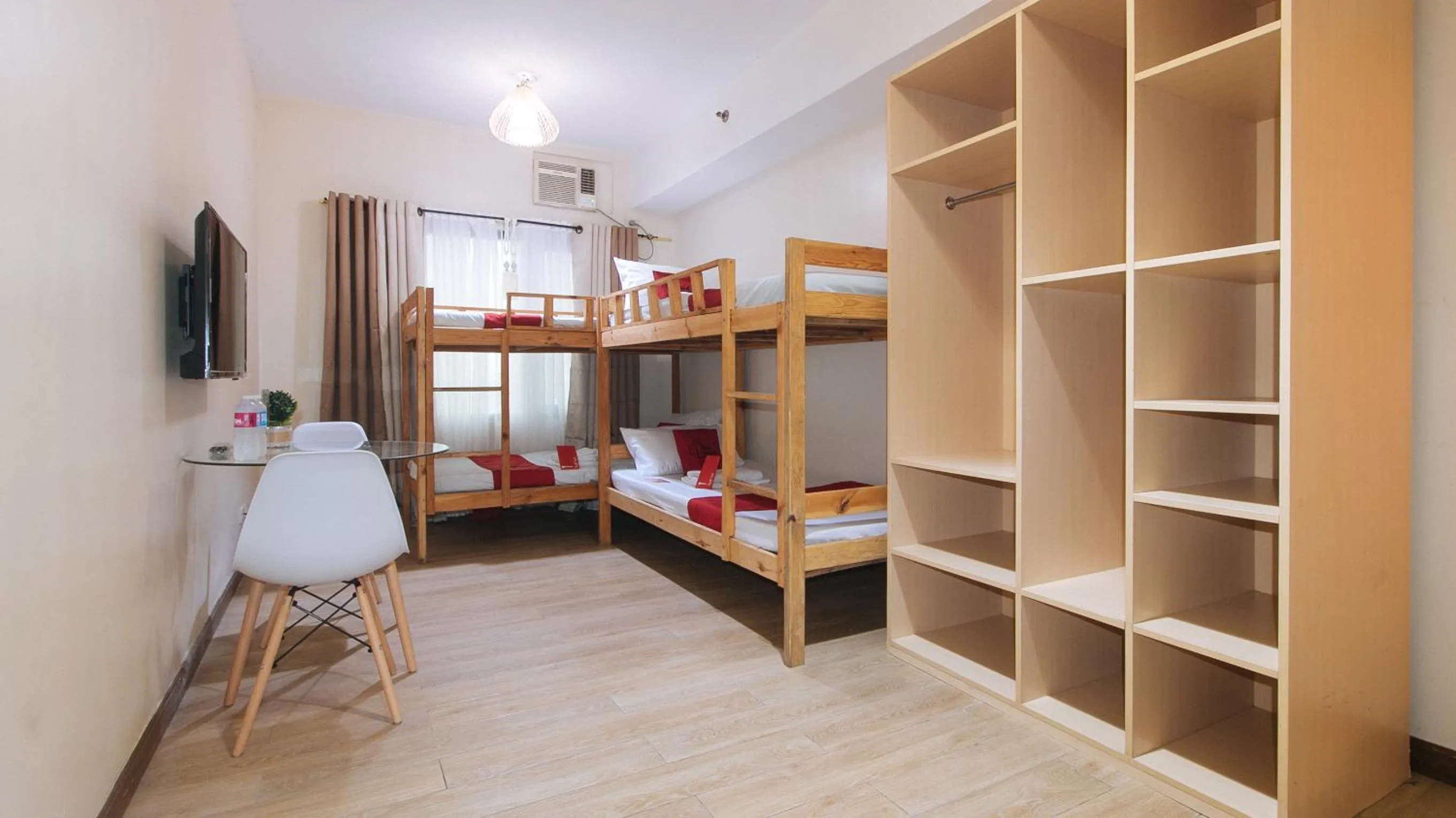 Photo of the whole room, Bed in RedDoorz Plus @ Cuarto Verde Staycation