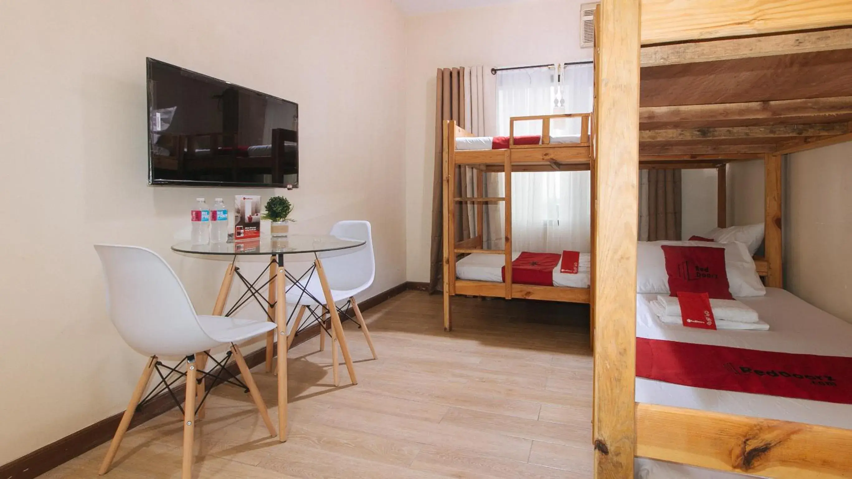 Bed in RedDoorz Plus @ Cuarto Verde Staycation Bed in RedDoorz Plus @ Cuarto Verde Staycation