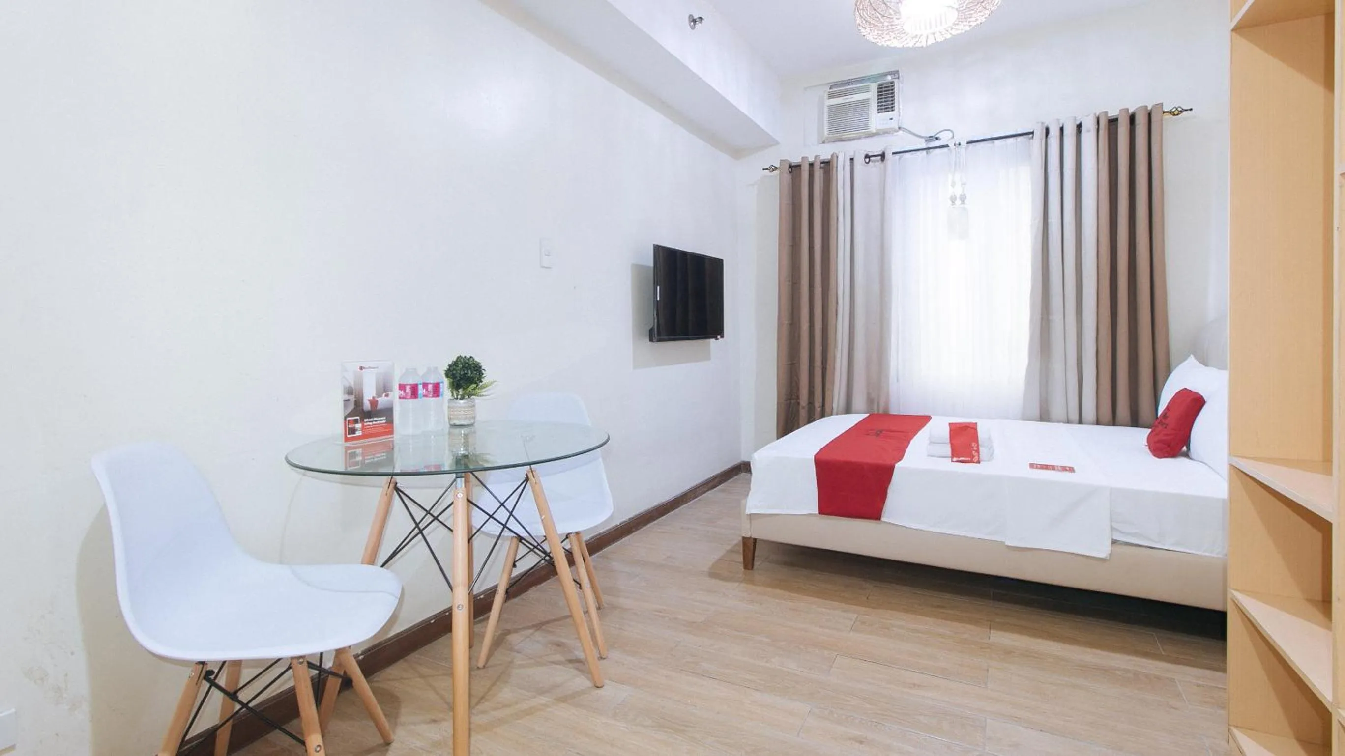 Bed in RedDoorz Plus @ Cuarto Verde Staycation