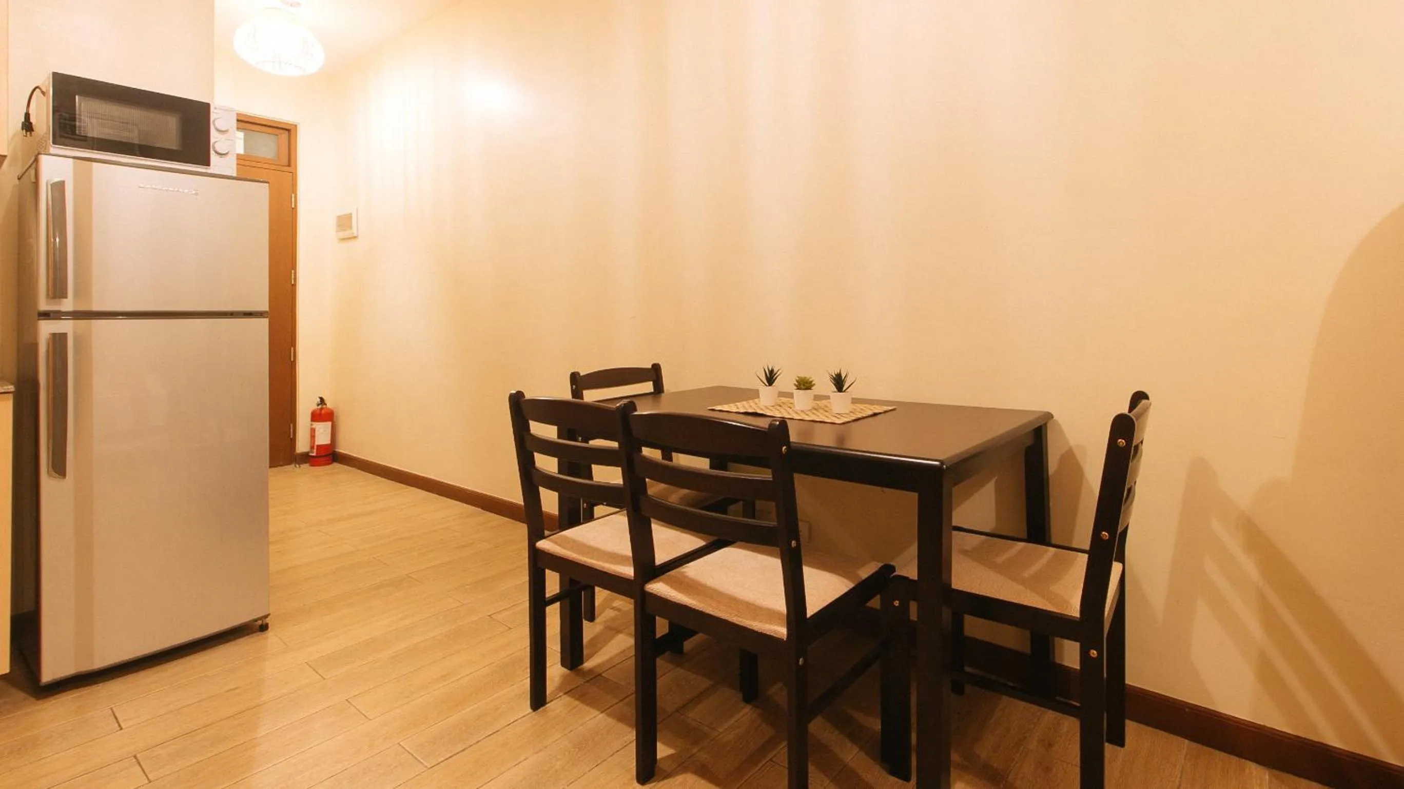 Kitchen or kitchenette in RedDoorz Plus @ Cuarto Verde Staycation