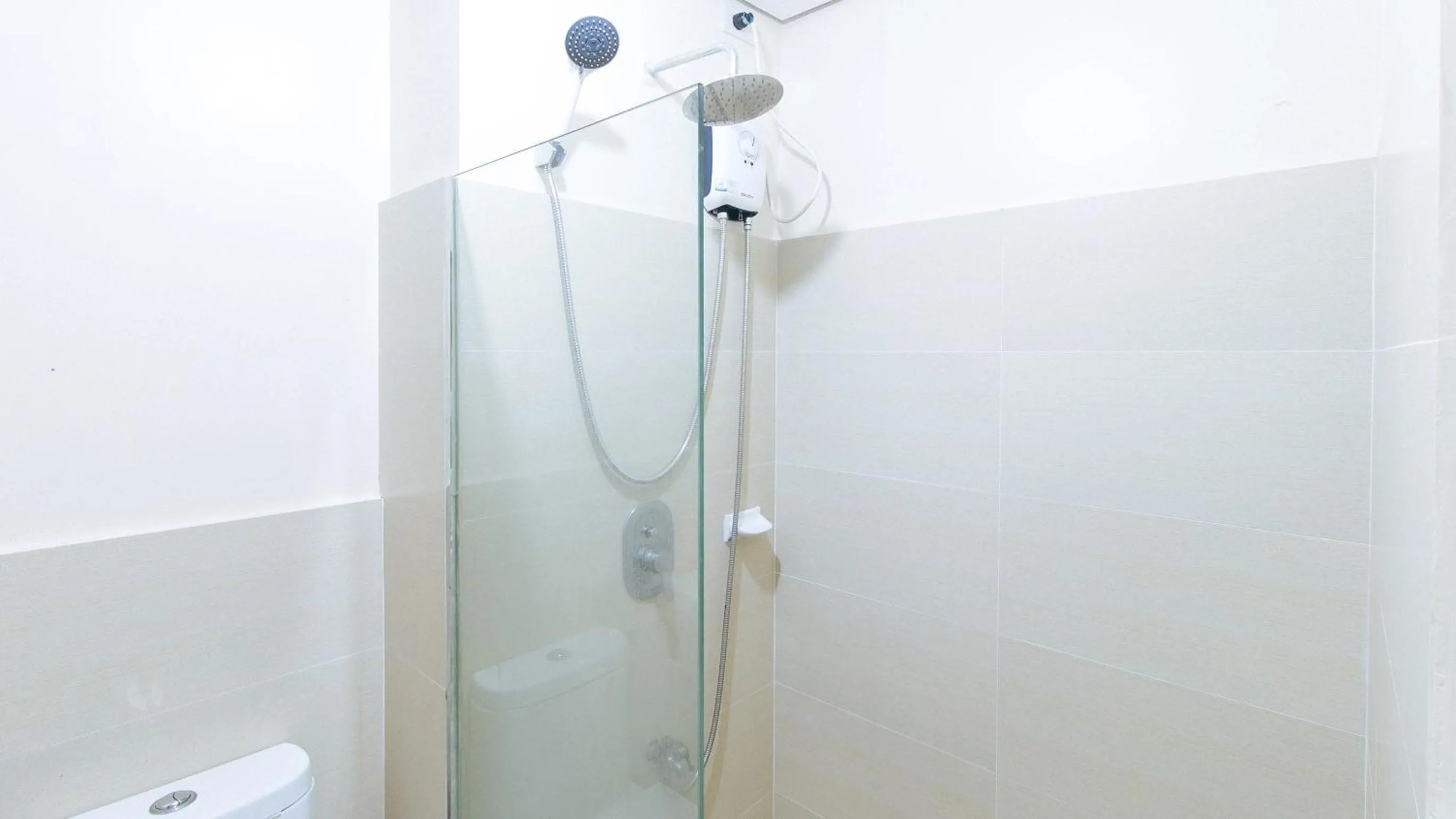 Shower in RedDoorz Plus @ Cuarto Verde Staycation