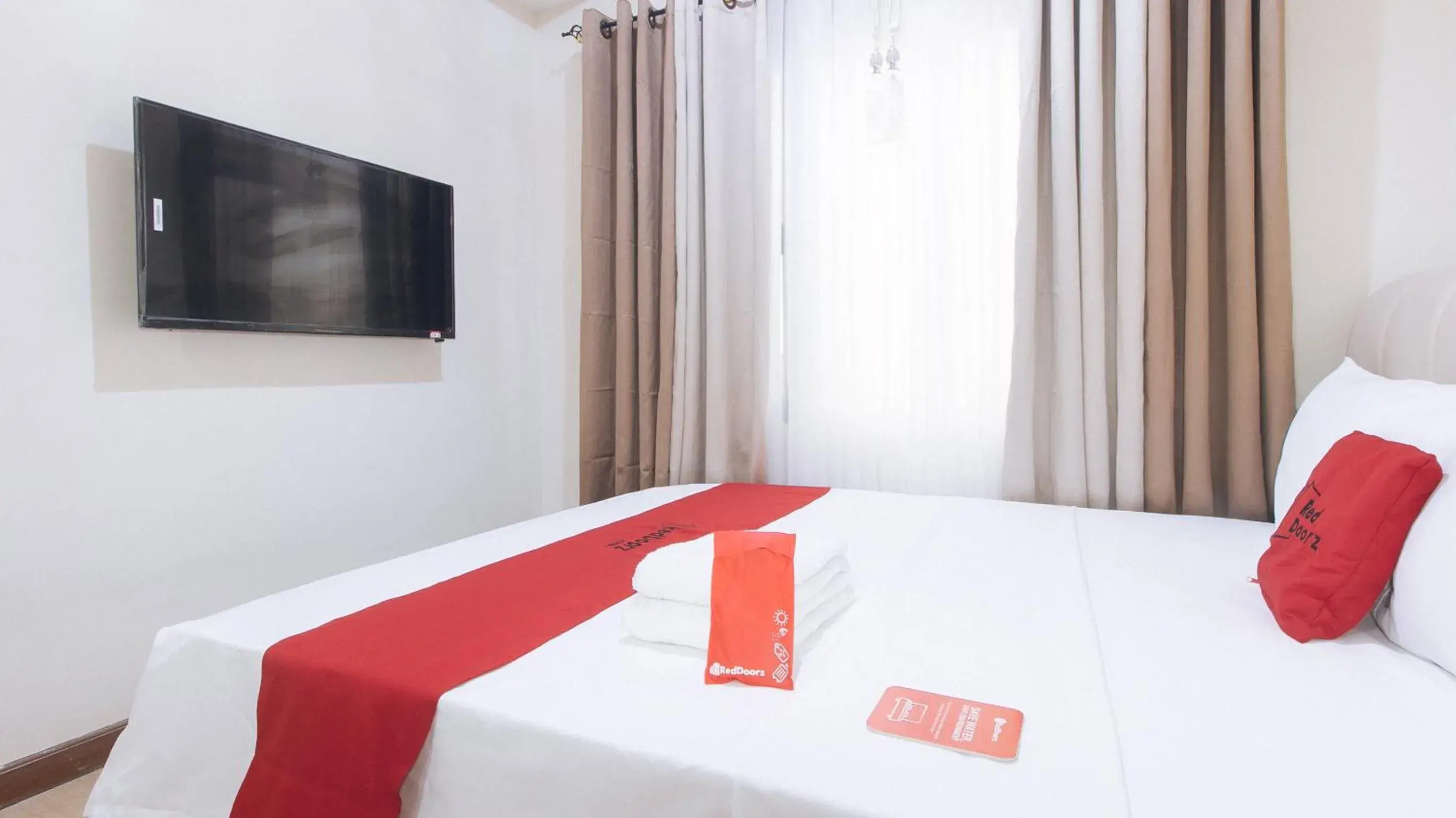 Bed in RedDoorz Plus @ Cuarto Verde Staycation Bed in RedDoorz Plus @ Cuarto Verde Staycation