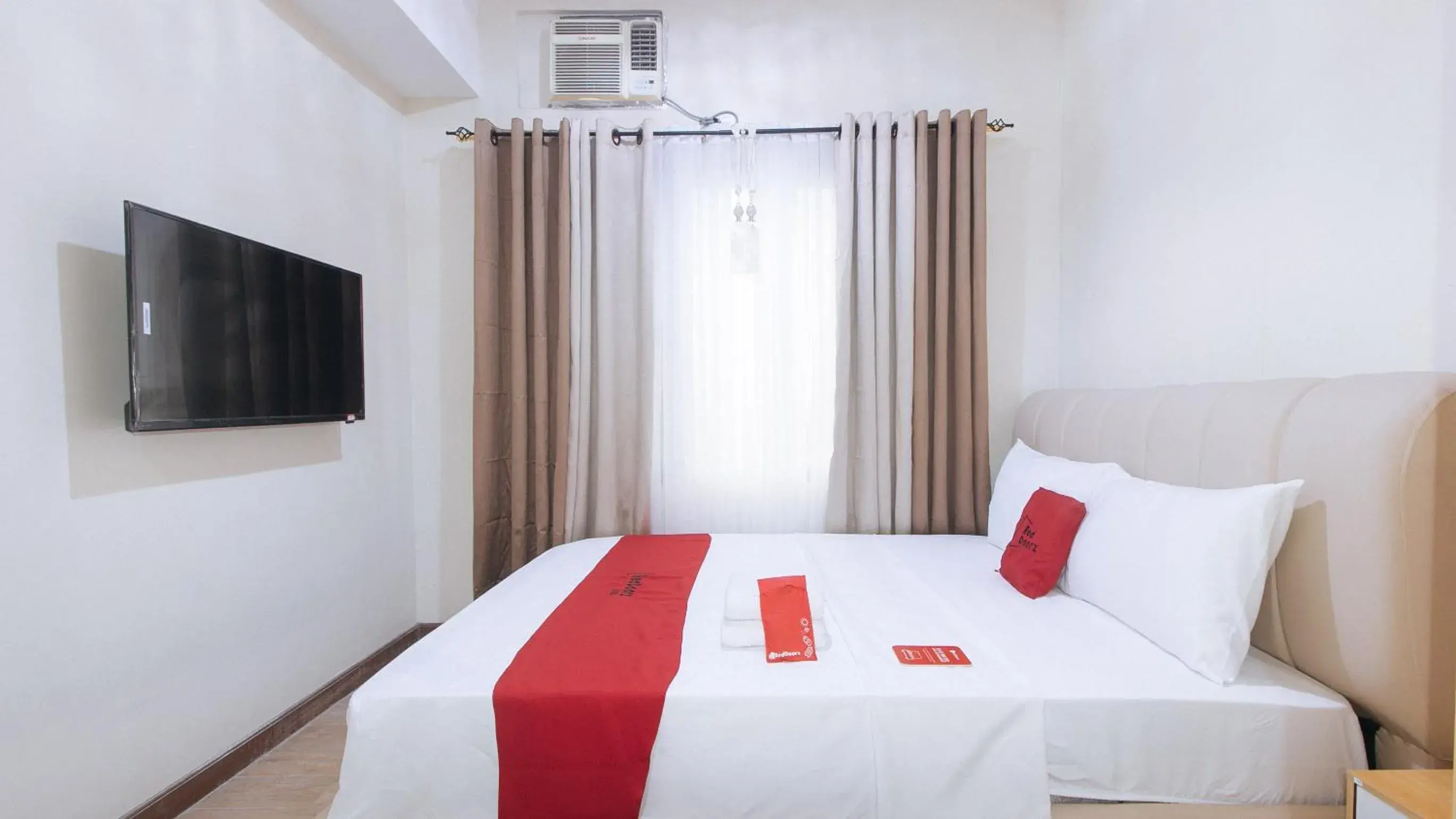 Bed in RedDoorz Plus @ Cuarto Verde Staycation Bed in RedDoorz Plus @ Cuarto Verde Staycation
