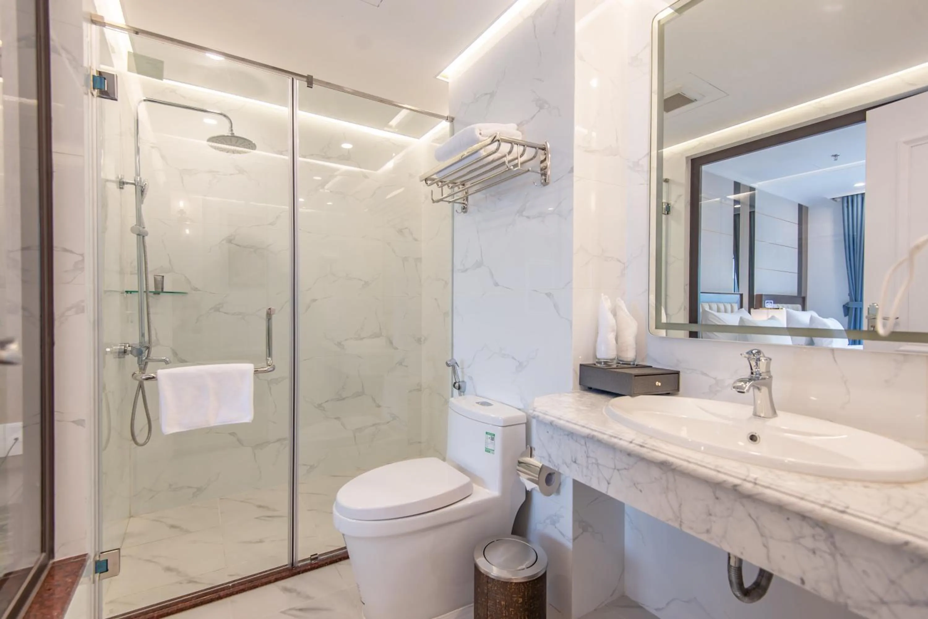 Shower in Reyna Luxury Hotel