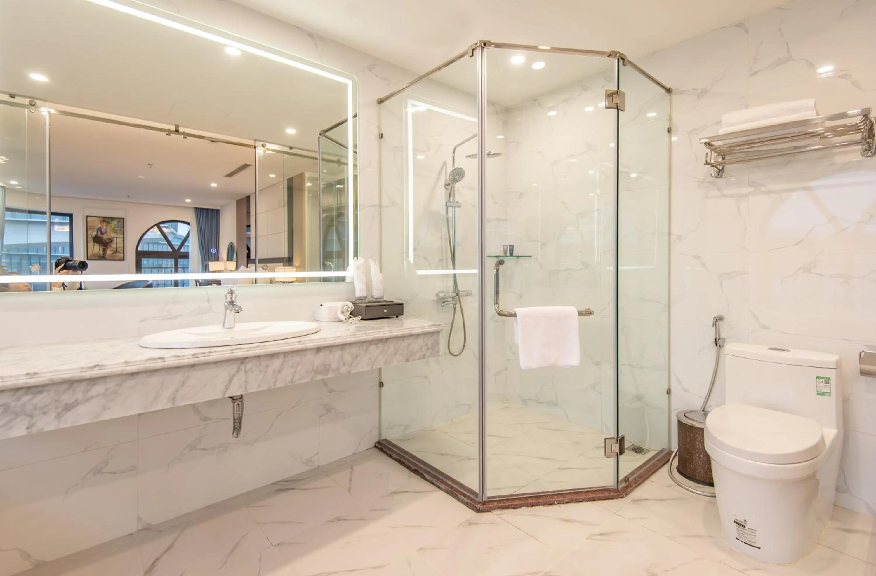 Shower in Reyna Luxury Hotel