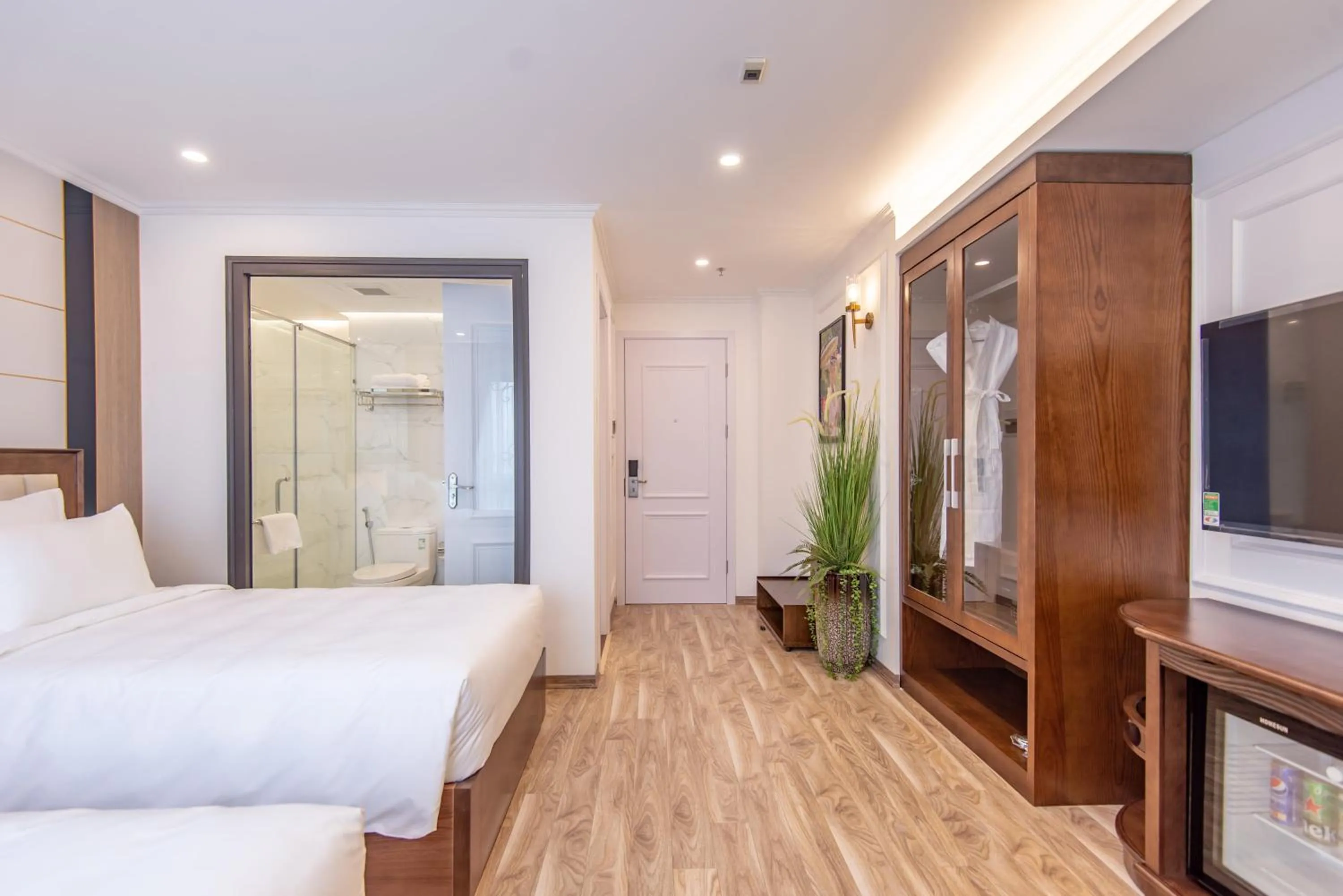 Communal lounge/ TV room, Bed in Reyna Luxury Hotel