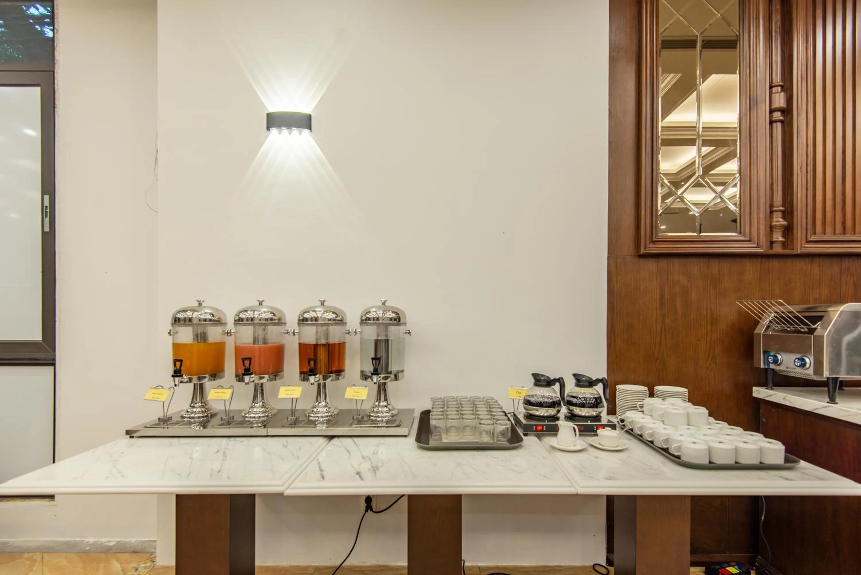 Restaurant/places to eat in Reyna Luxury Hotel