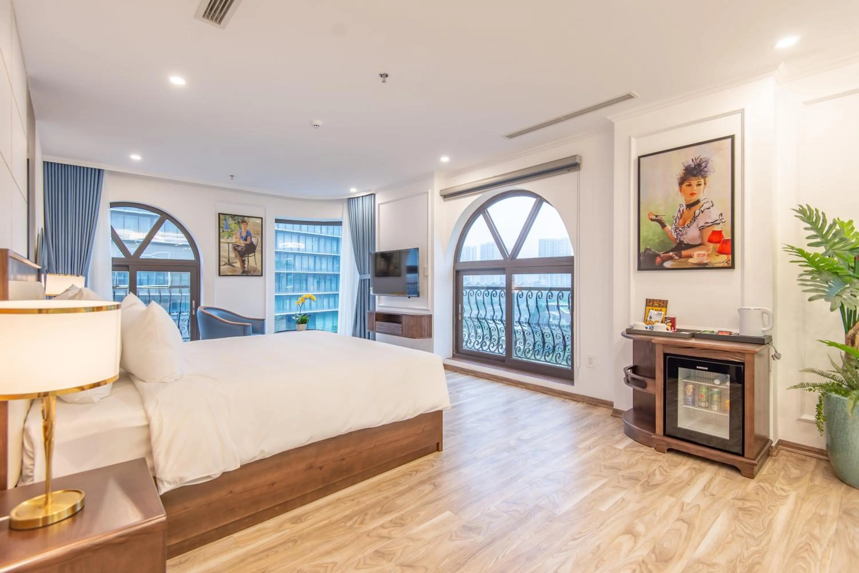 TV and multimedia in Reyna Luxury Hotel