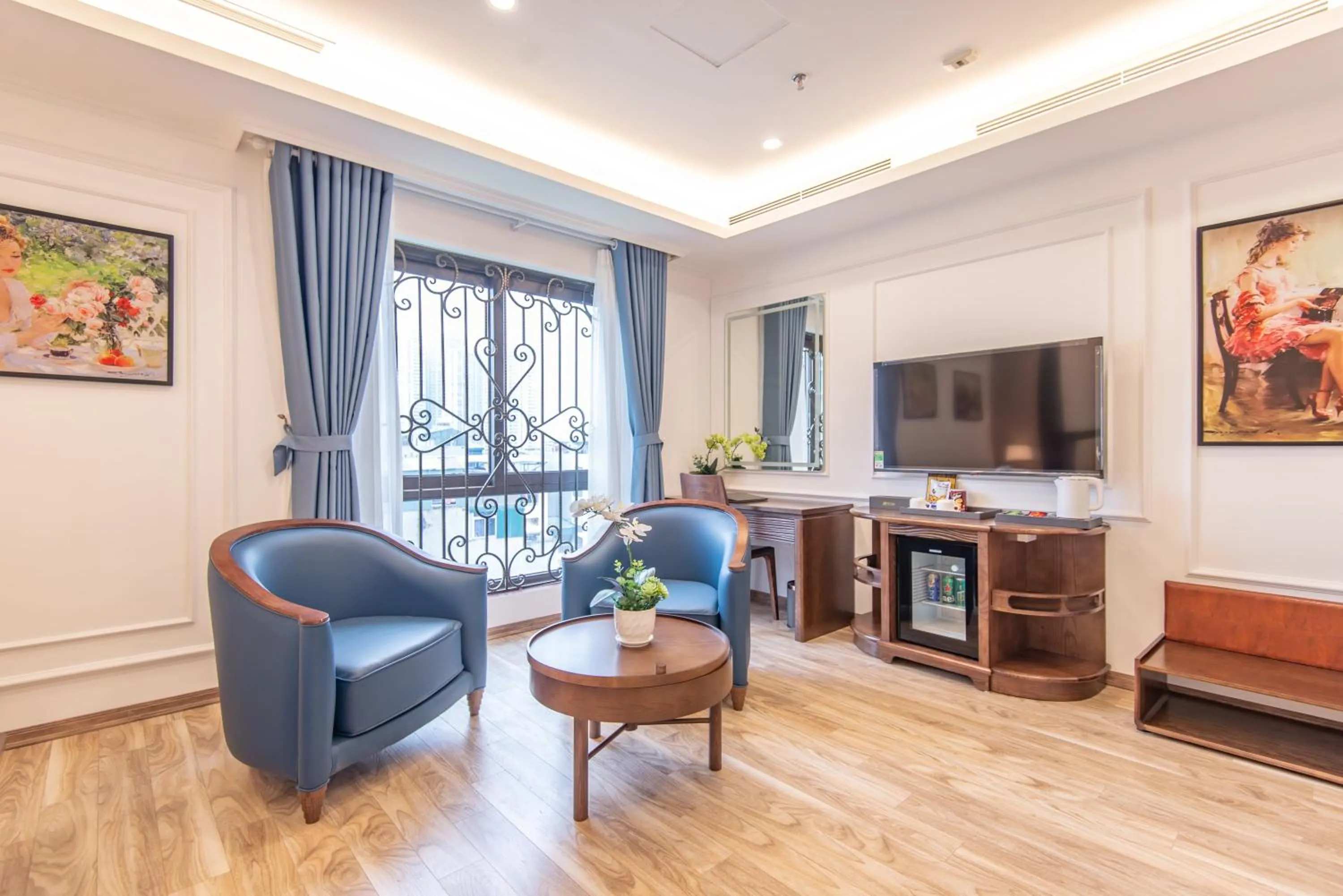 TV and multimedia in Reyna Luxury Hotel