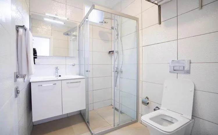 Shower in Queen Victoria Suit Apart OTEL