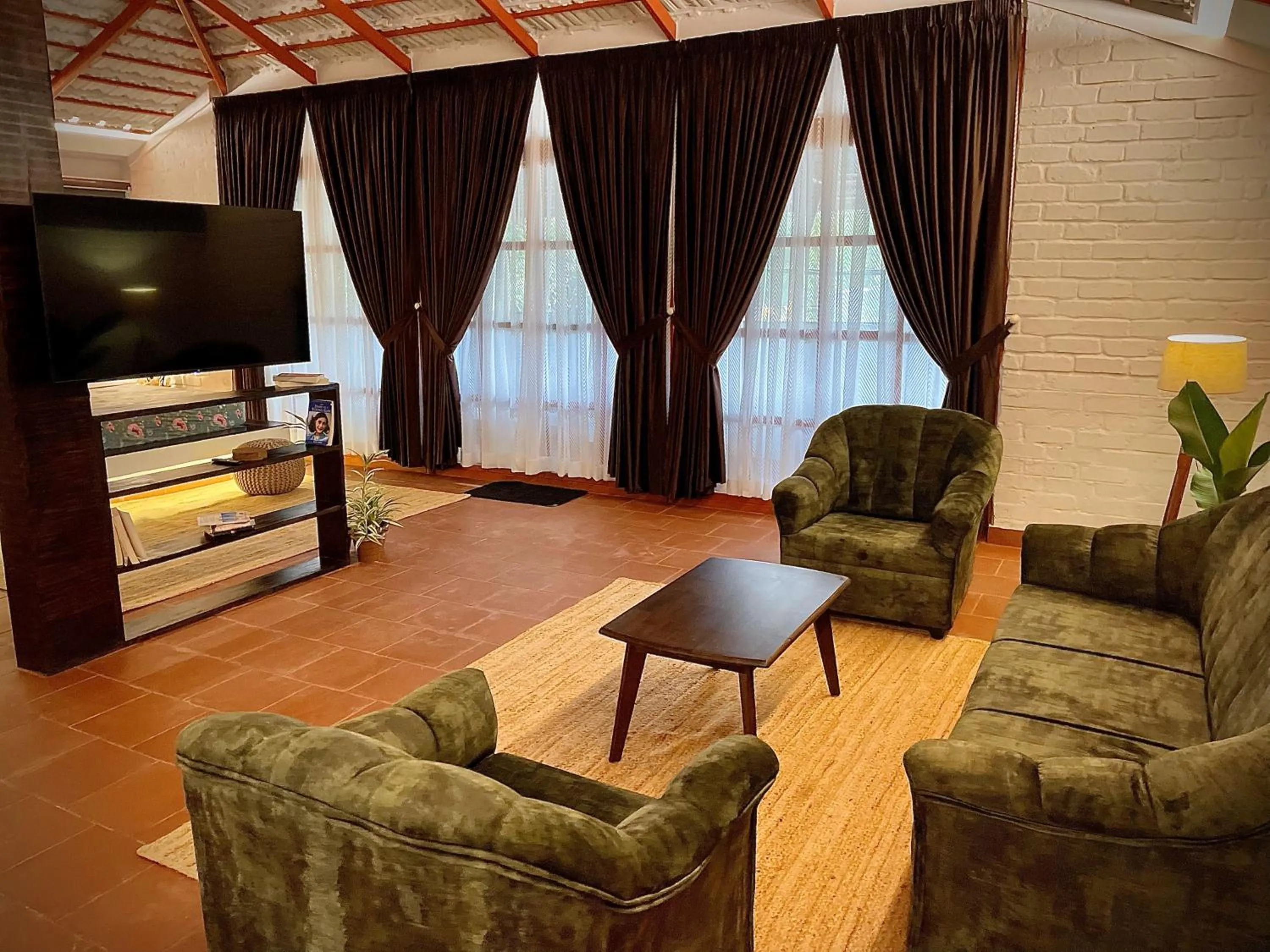 Communal lounge/ TV room in Boho's Hotel