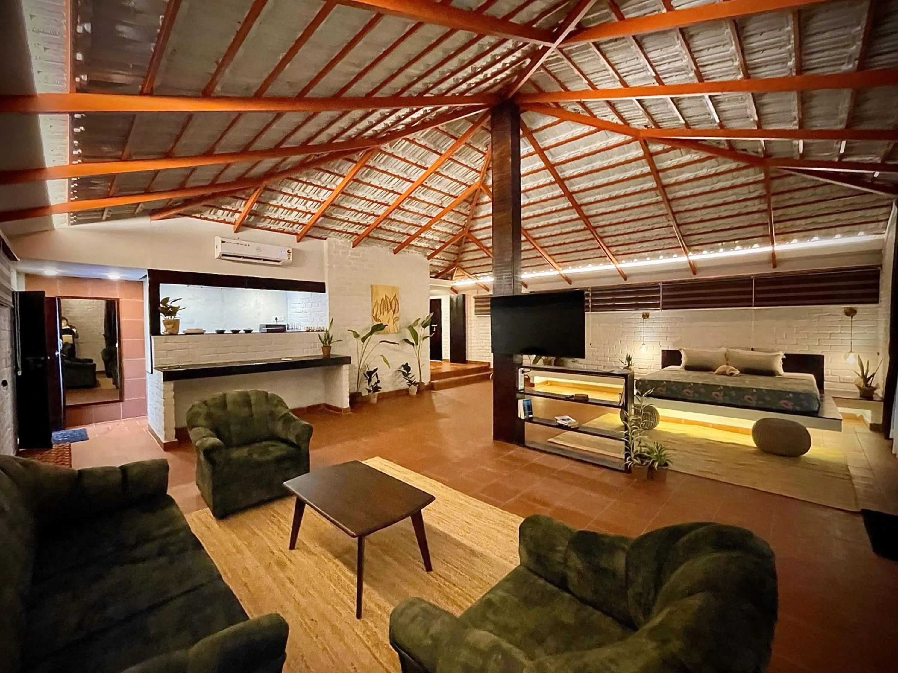 Communal lounge/ TV room in Boho's Hotel