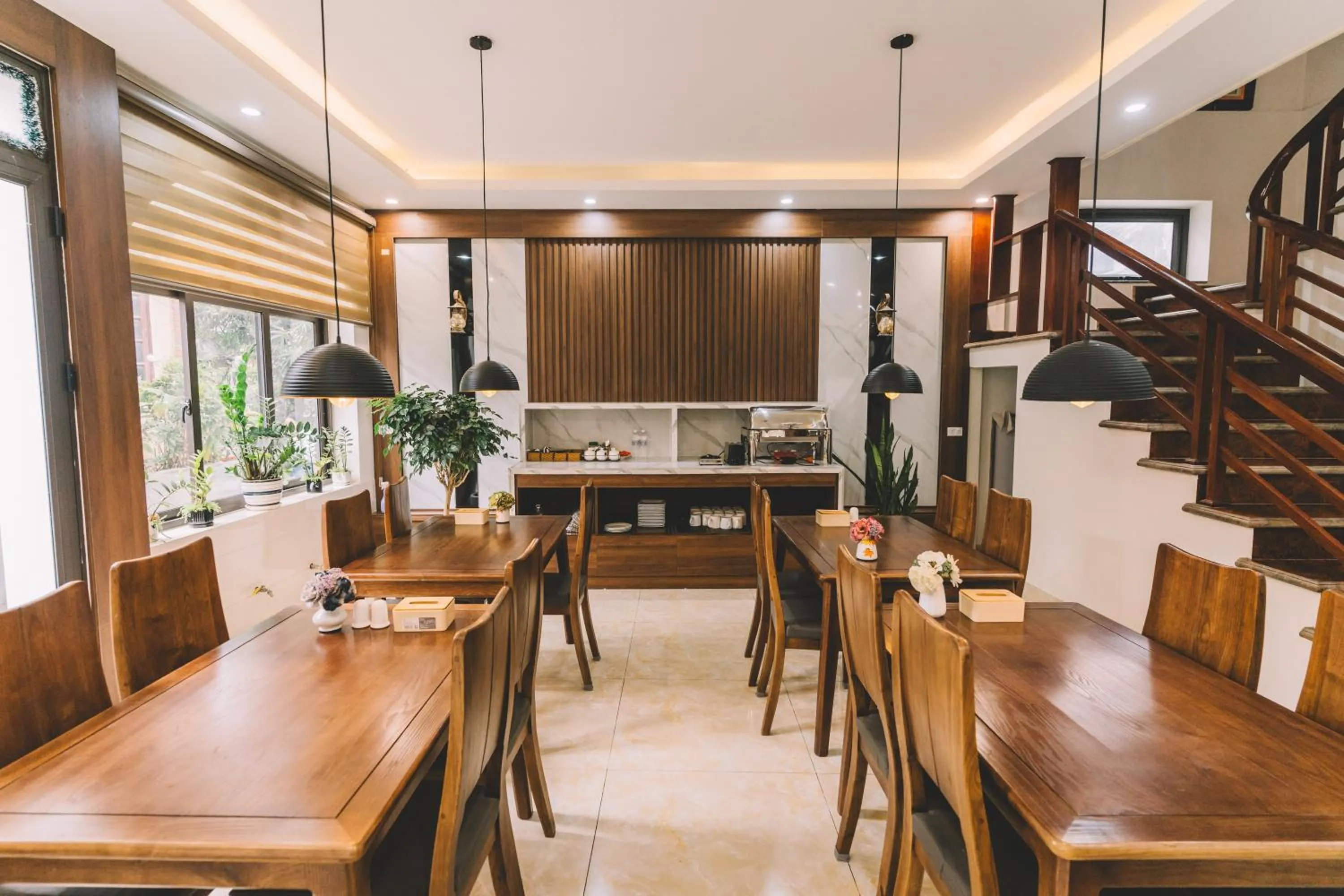 Restaurant/places to eat in Tamcoc Catalina Hotel By ANMS GROUP